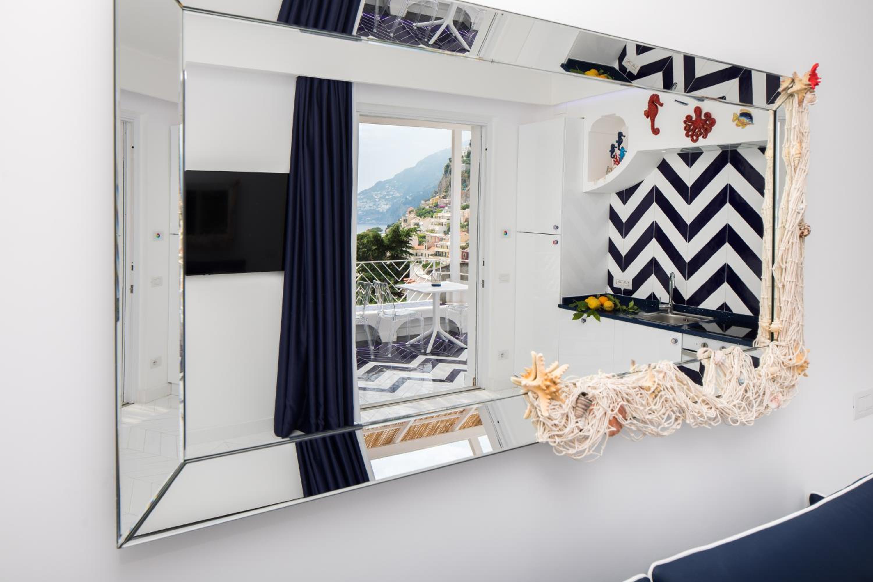 Deluxe Suite with Sea View - Photo 42