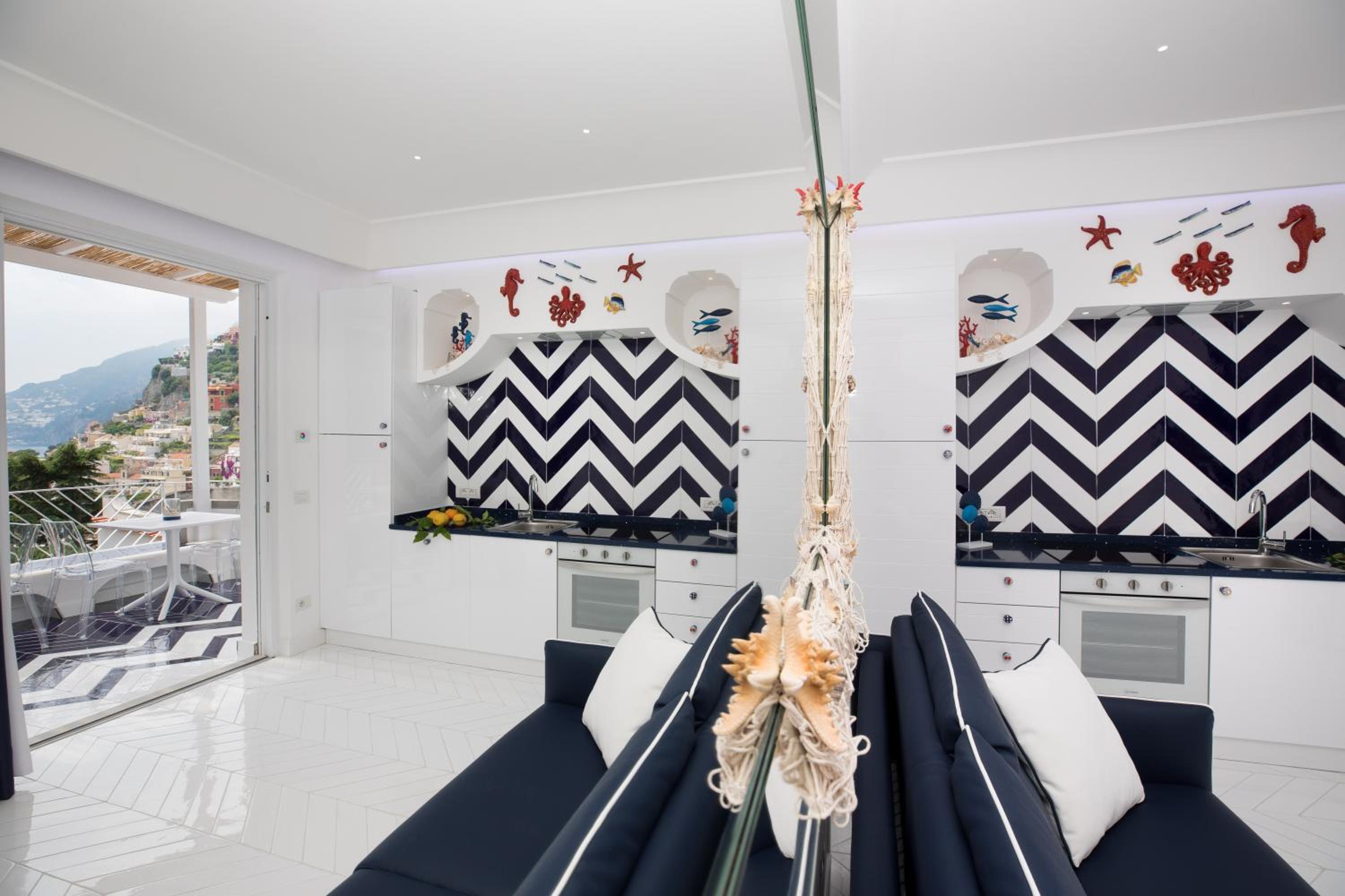 Deluxe Suite with Sea View - Photo 45