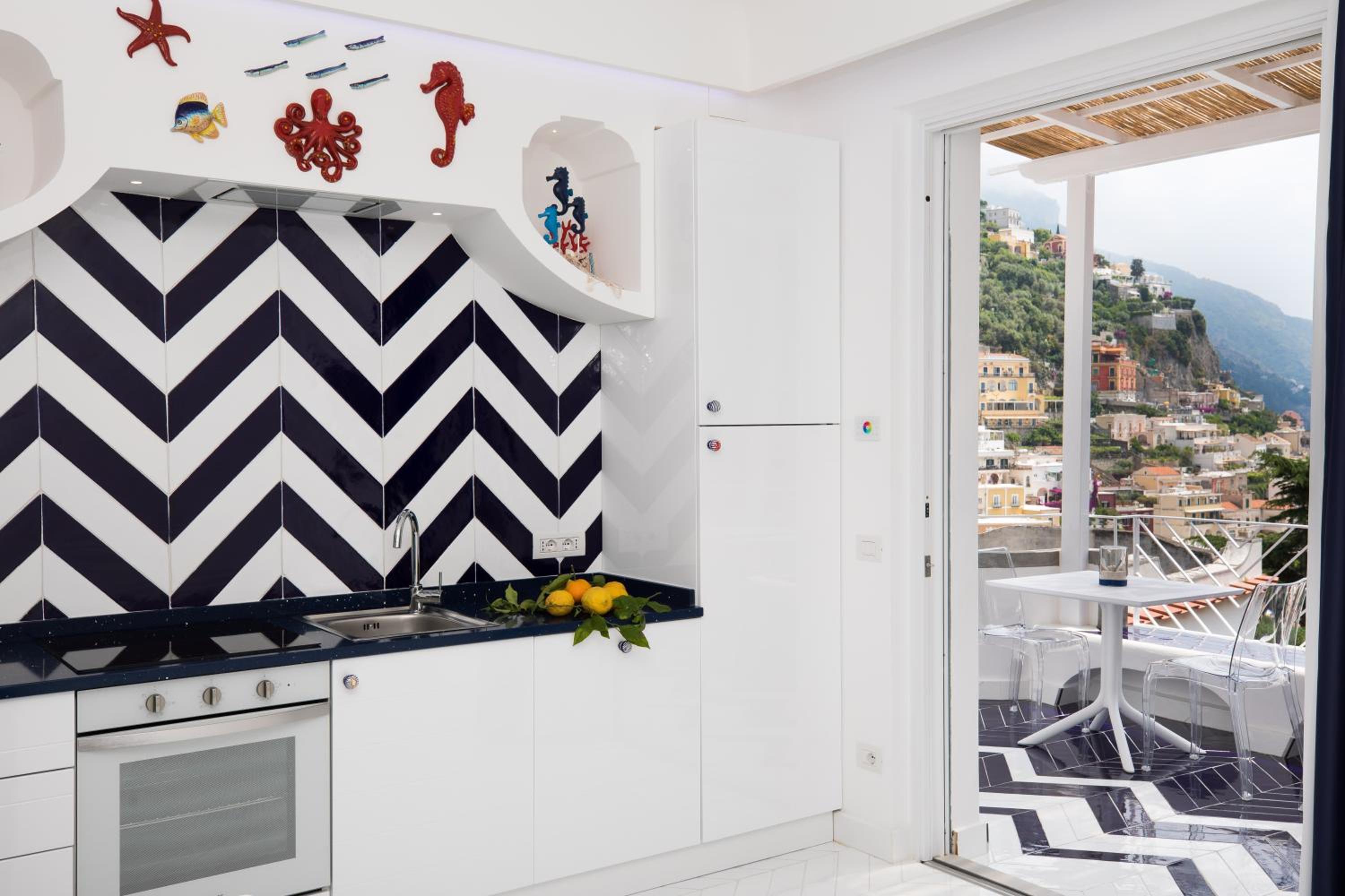 Deluxe Suite with Sea View - Photo 80