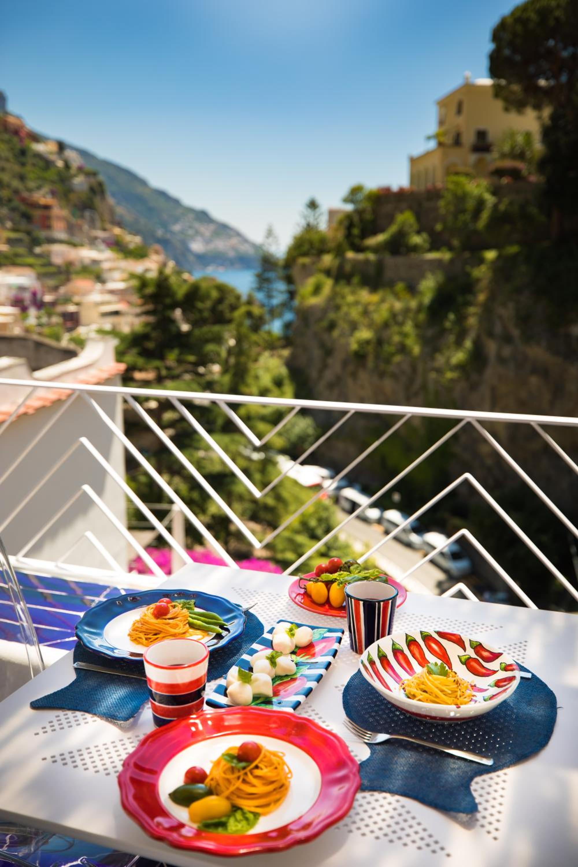 Deluxe Suite with Sea View - Photo 51