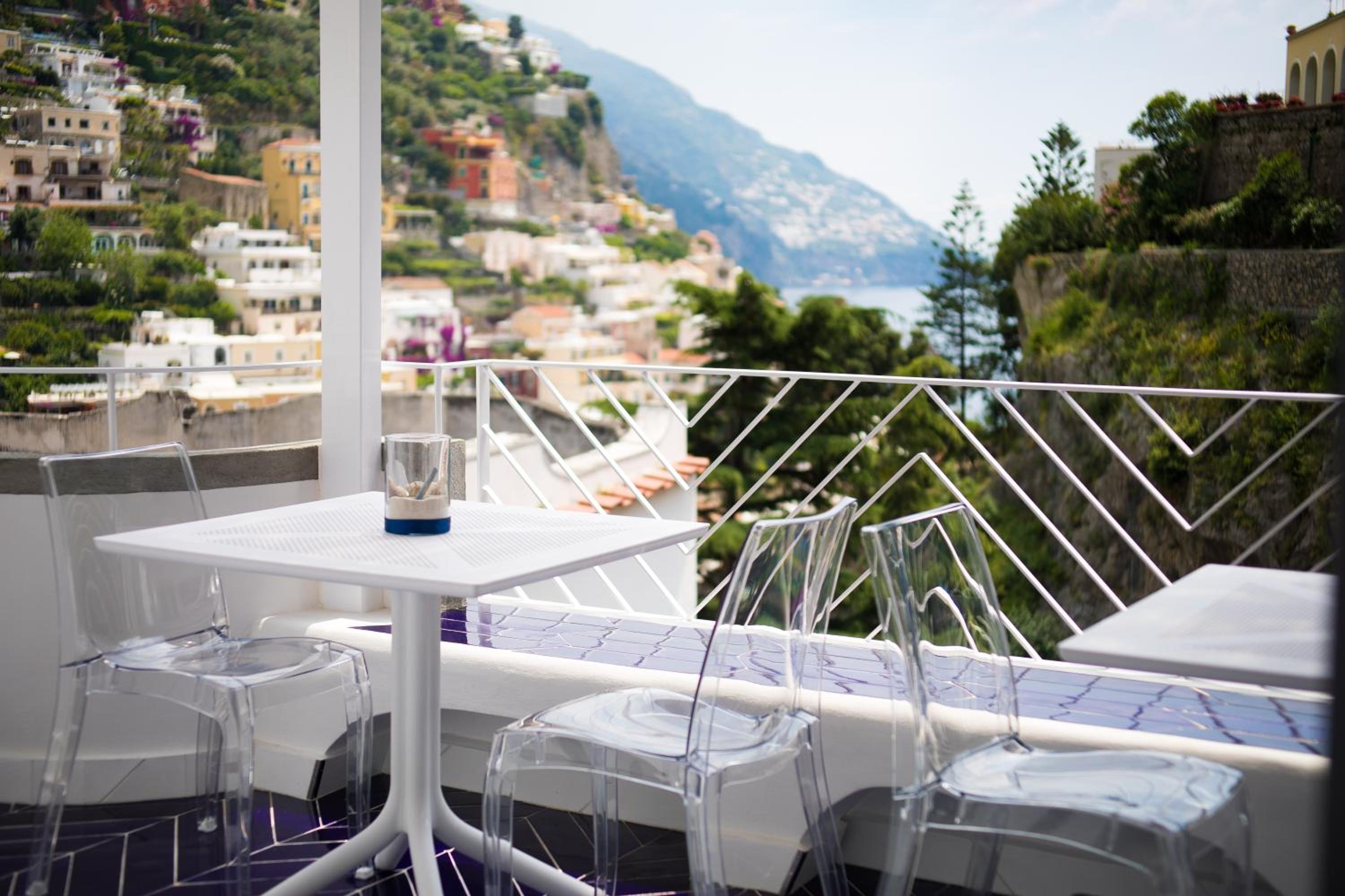 Deluxe Suite with Sea View - Photo 34
