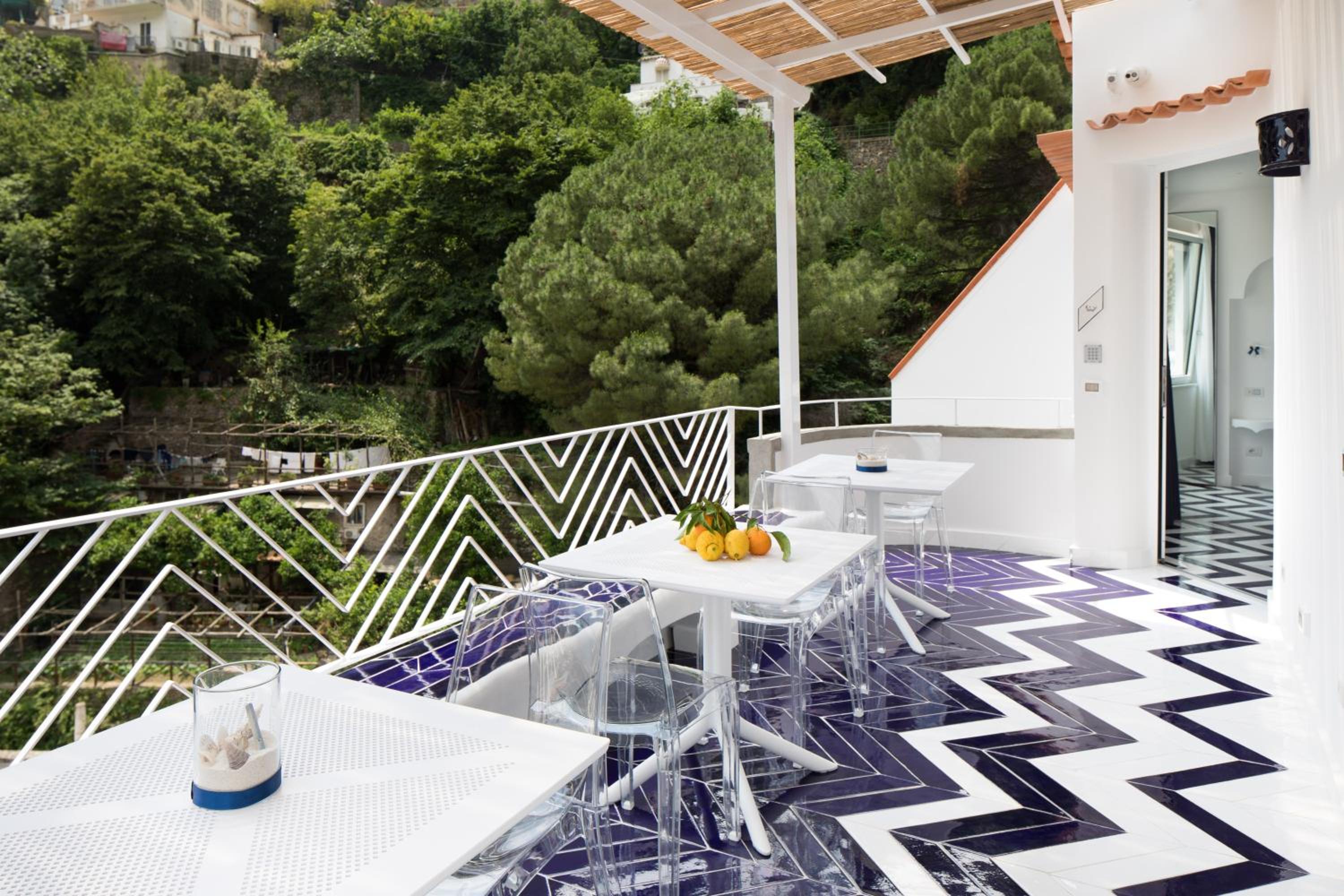 Deluxe Suite with Sea View - Photo 26