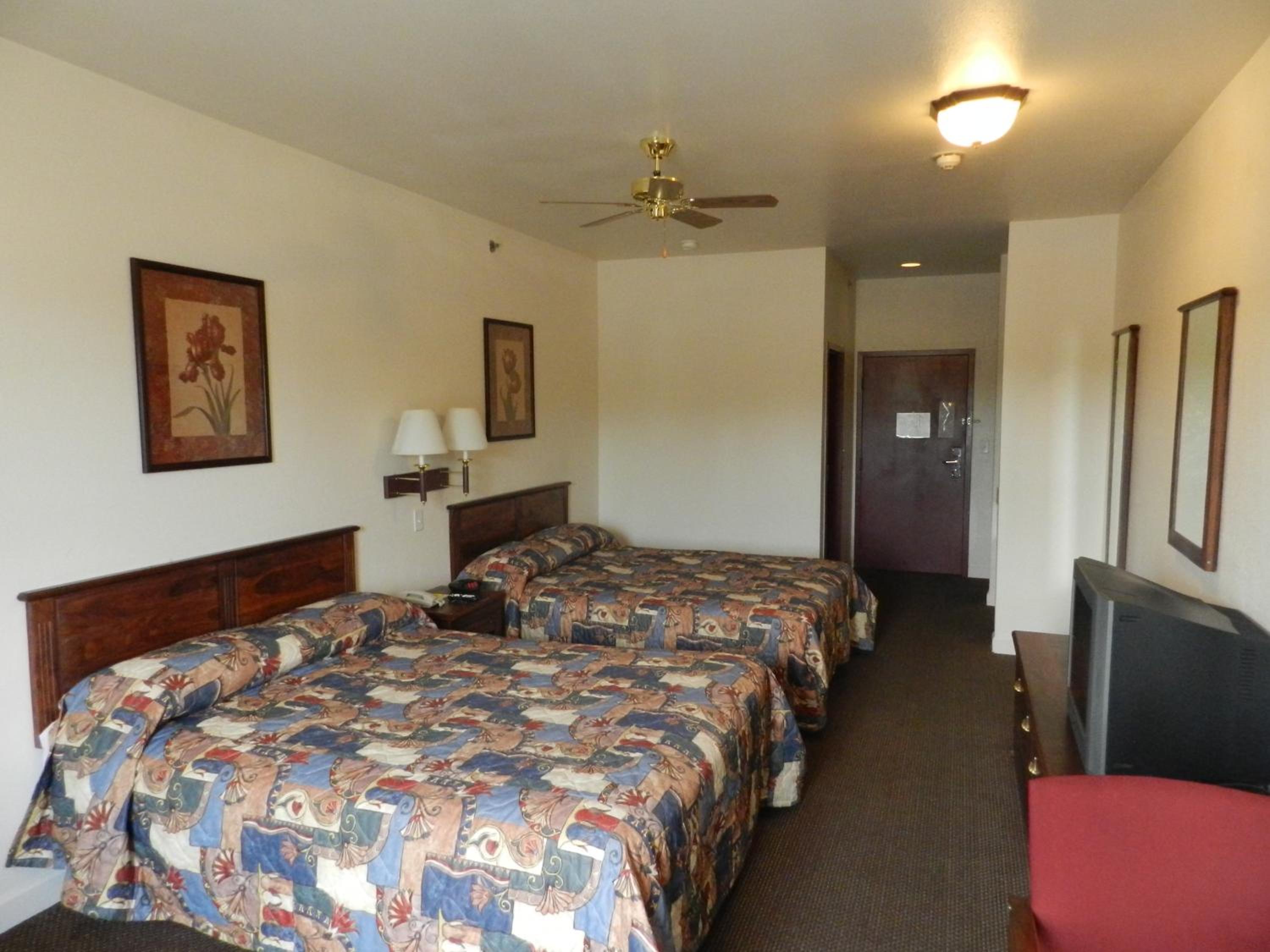 Queen Room with Two Queen Beds - Smoking - Photo 9