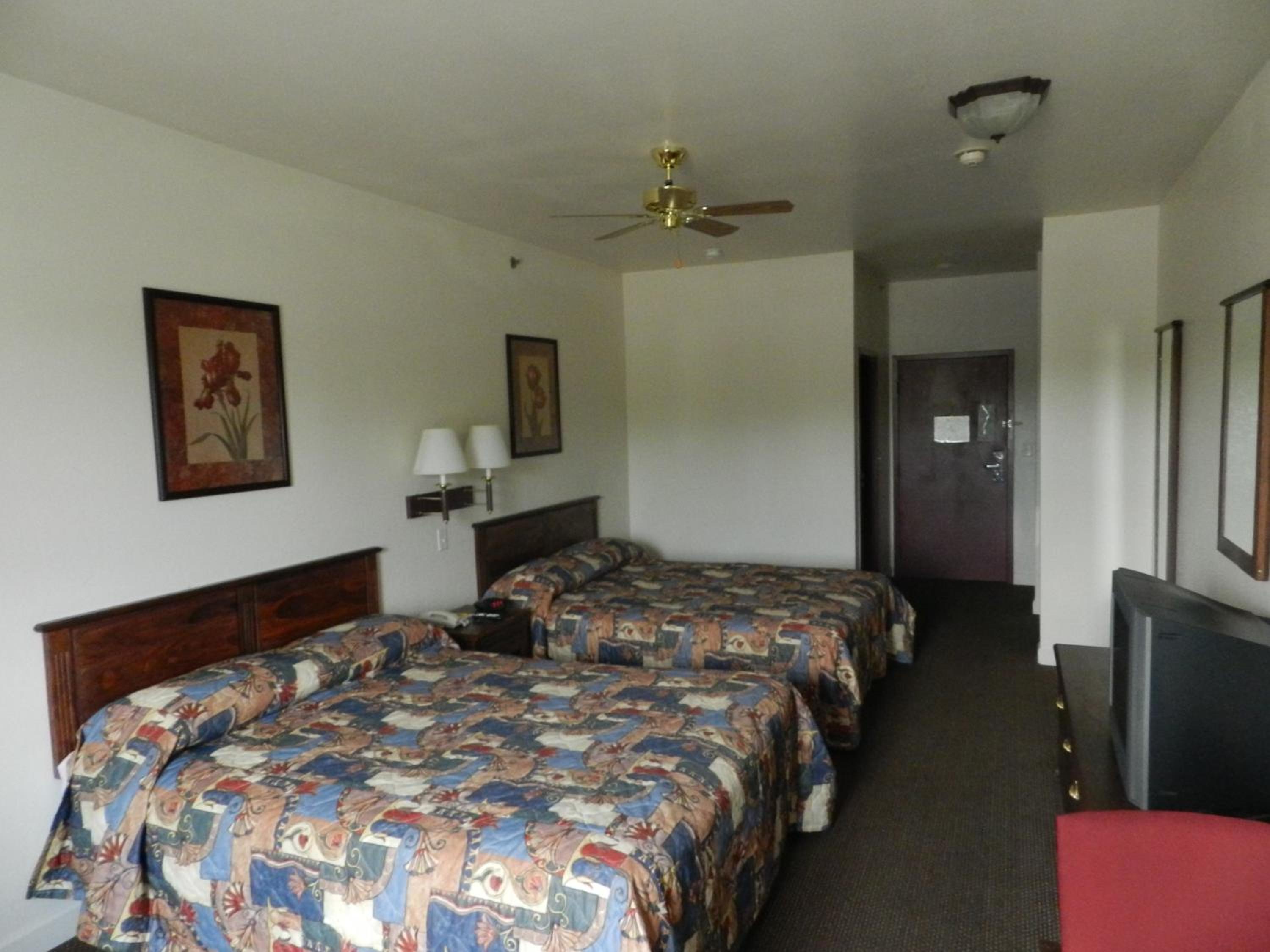 Queen Room with Two Queen Beds - Non-Smoking - Photo 8