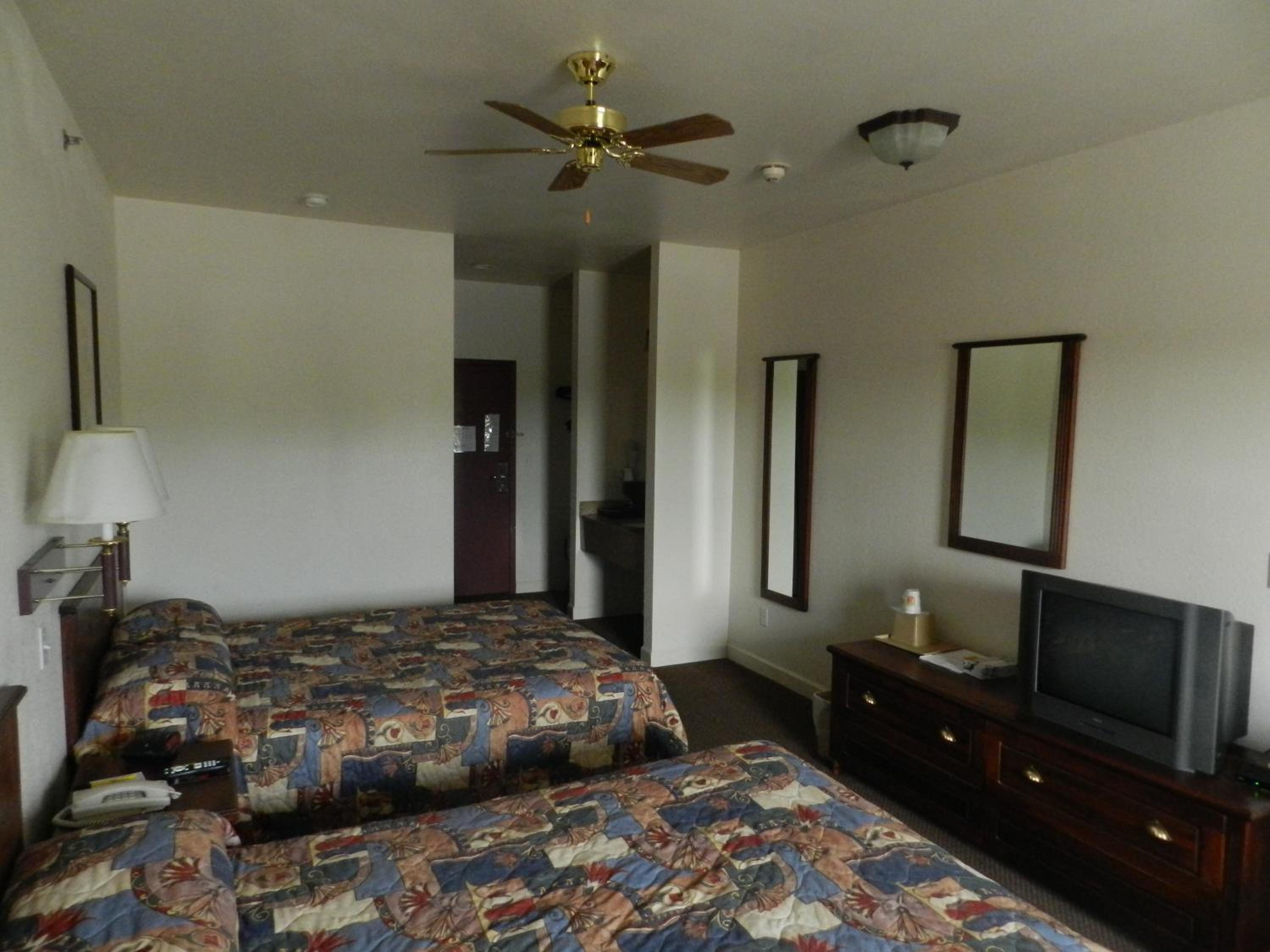 Queen Room with Two Queen Beds - Smoking - Photo 7