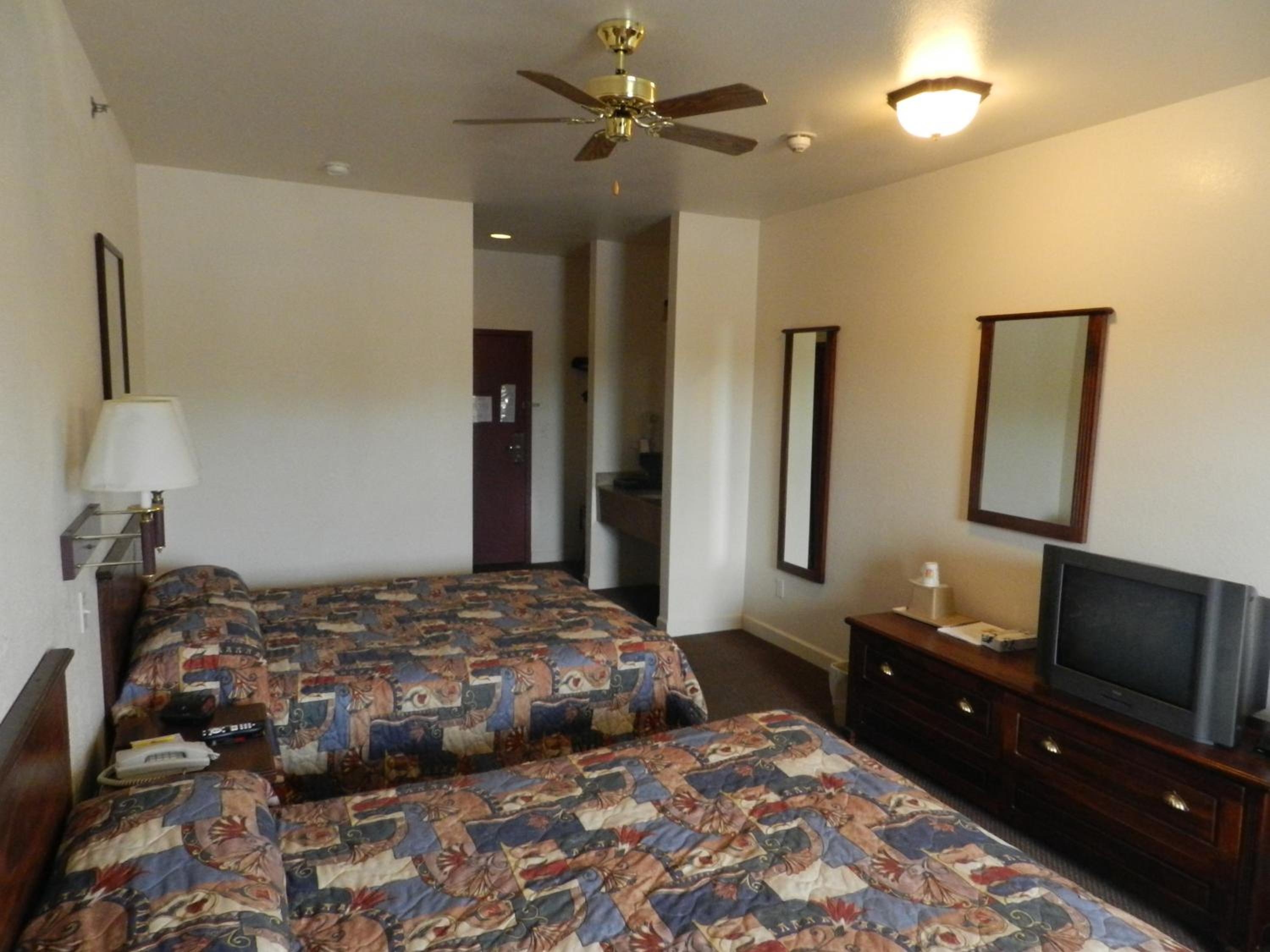 Queen Room with Two Queen Beds - Smoking - Photo 6