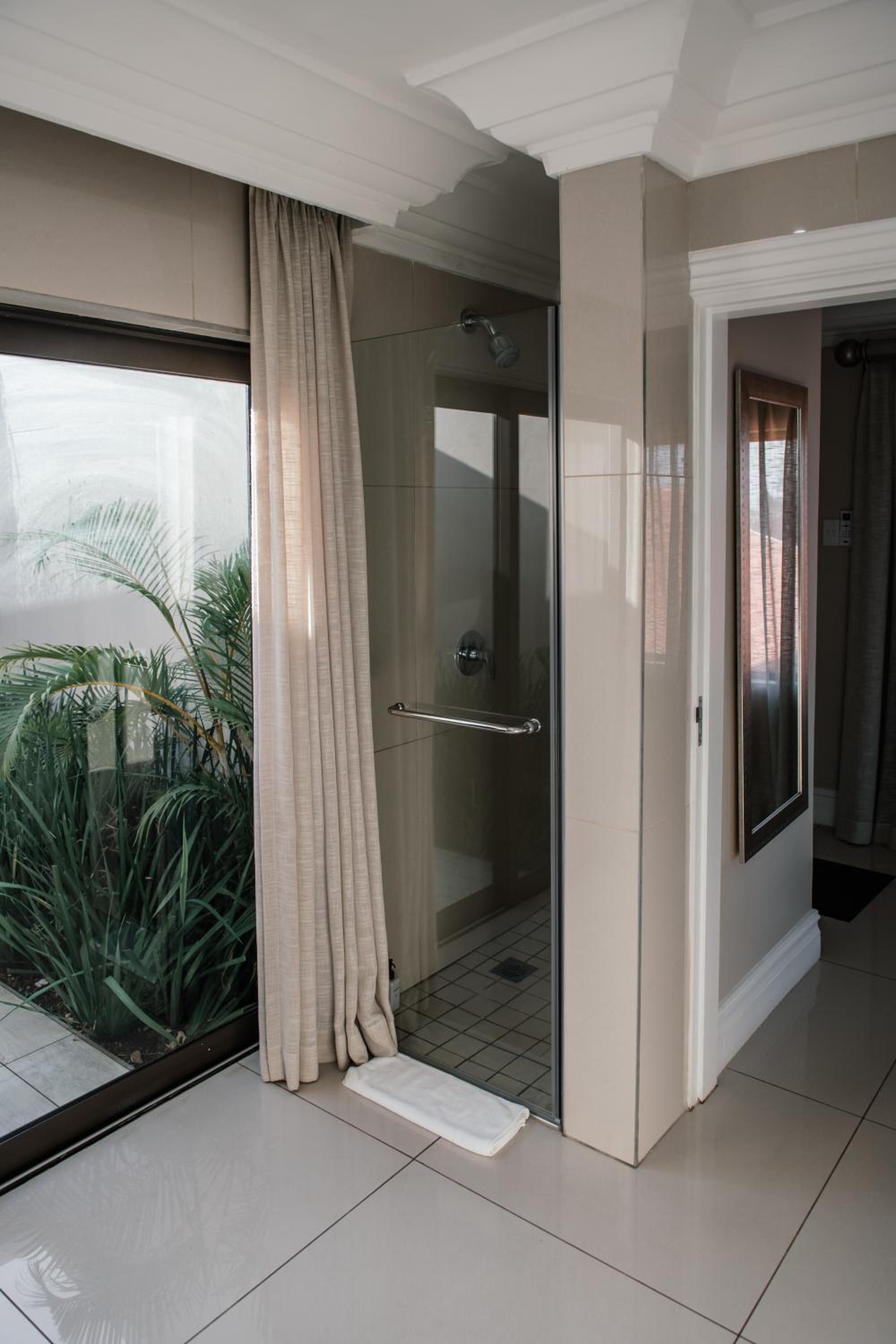 Honeymoon Suite with Sea View photo 3