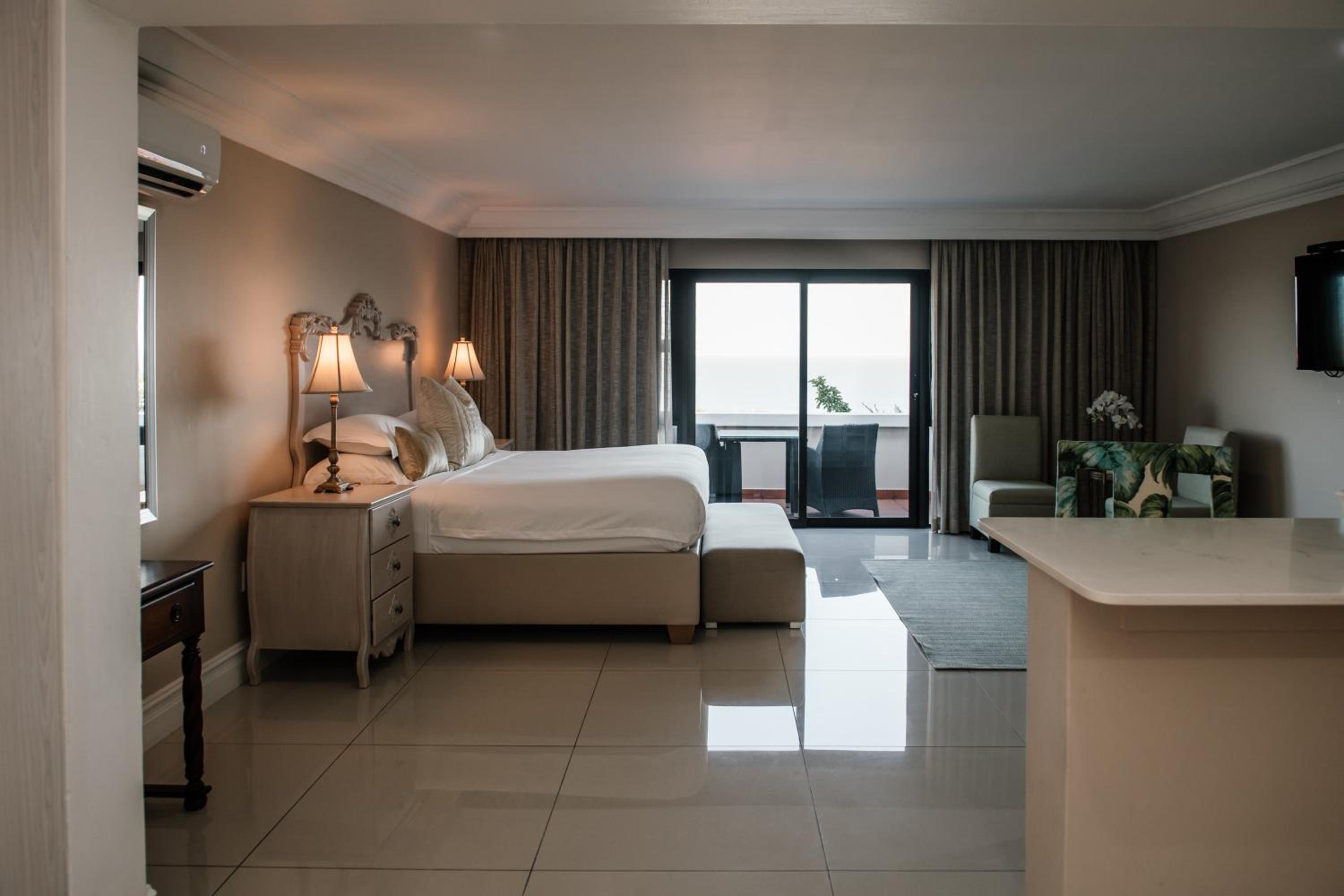 Honeymoon Suite with Sea View photo 2