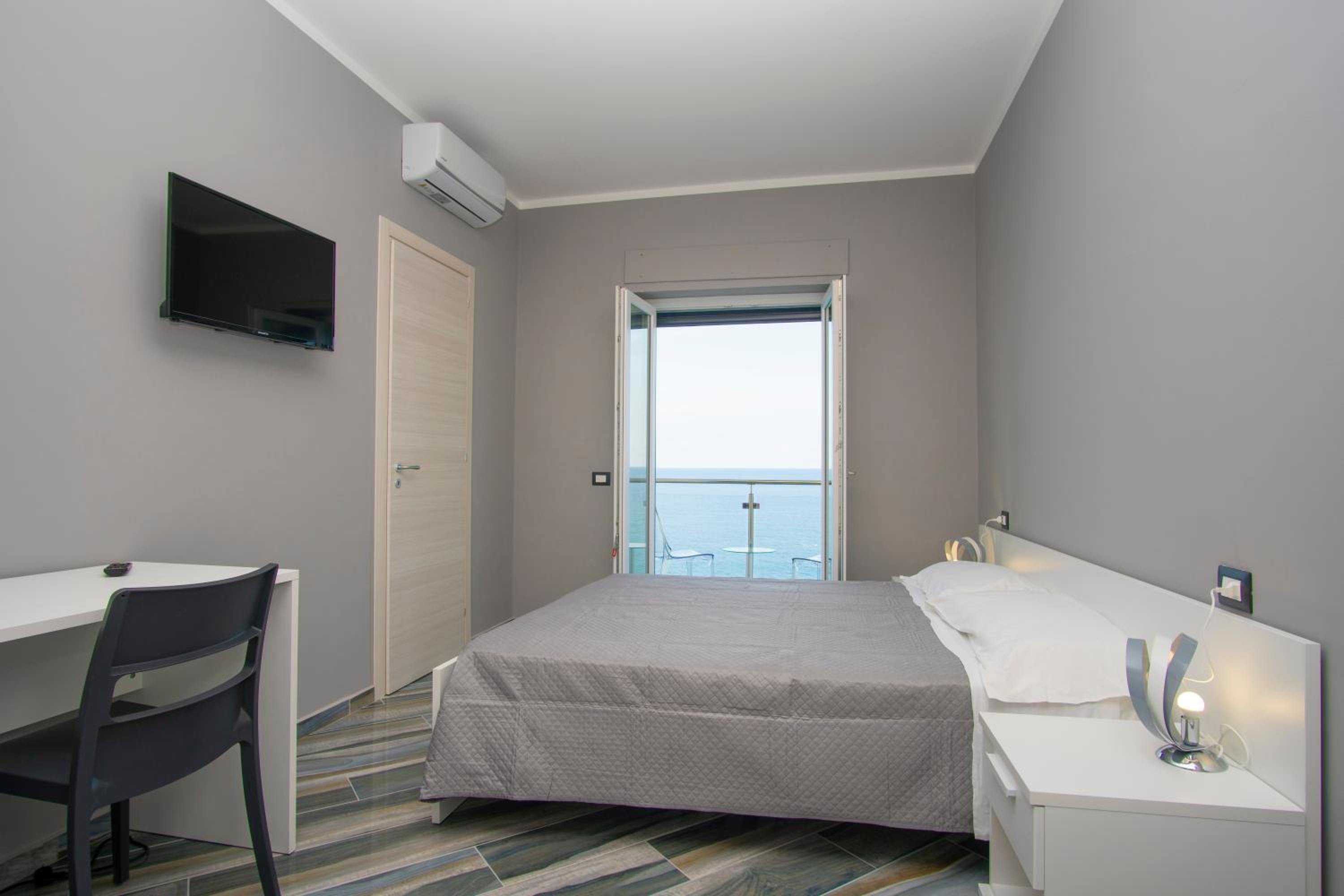 Deluxe Double Room with Balcony and Sea View photo 1