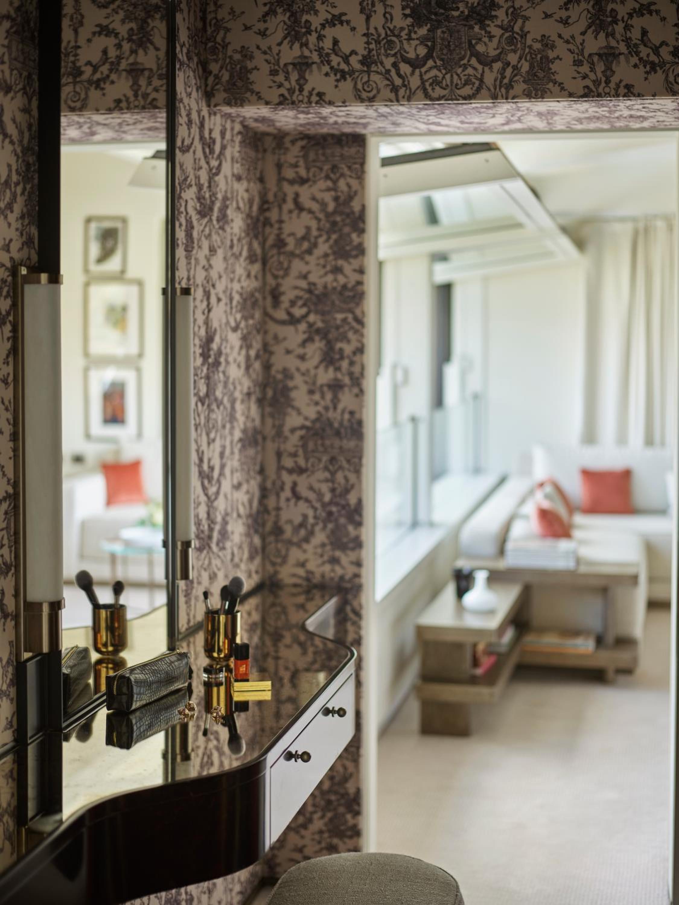 Superior King Suite photo 3