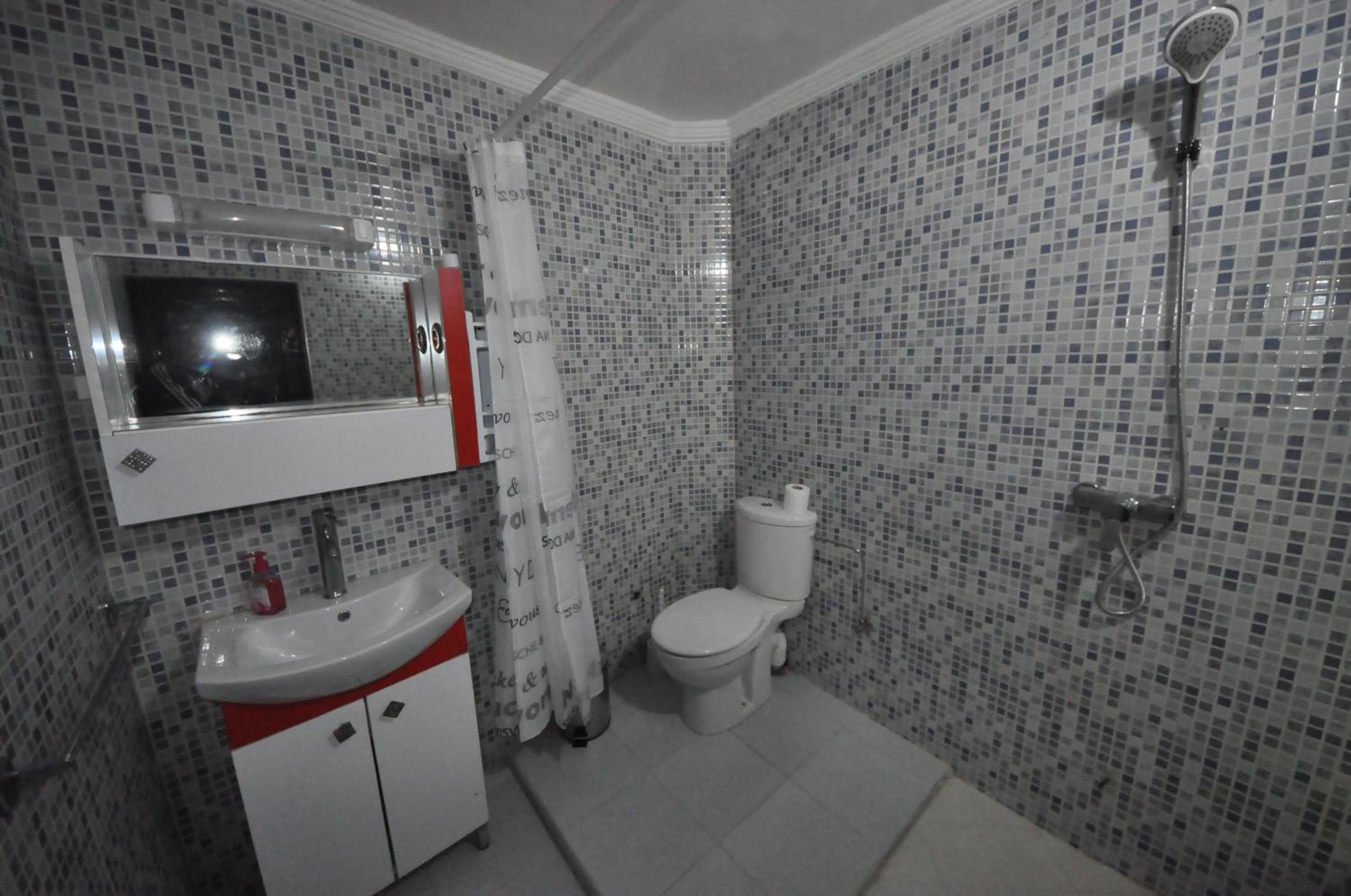 Apartment With Shared Bathroom photo 3