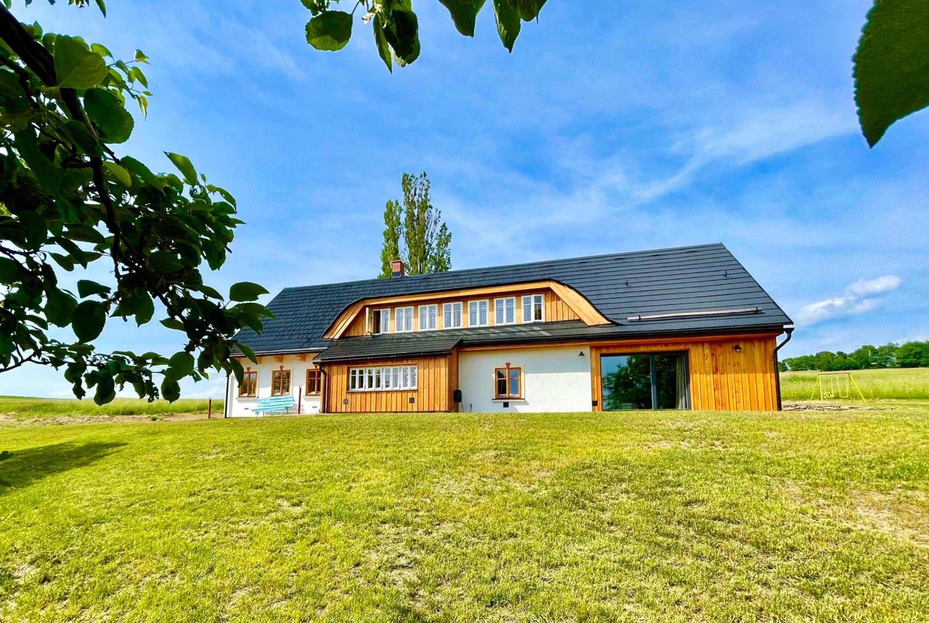 Five-Bedroom House photo 1