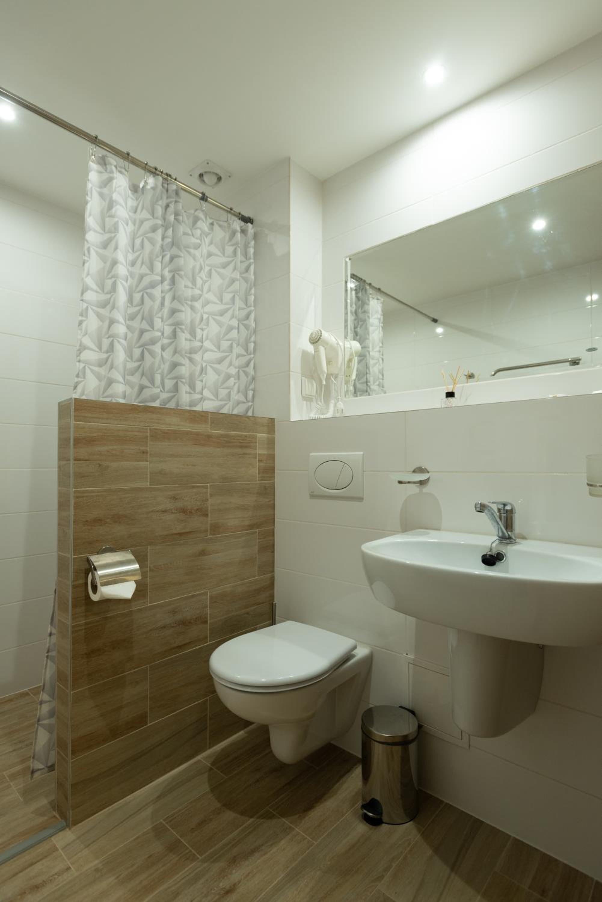 Double Room with Extra Bed - Photo 12
