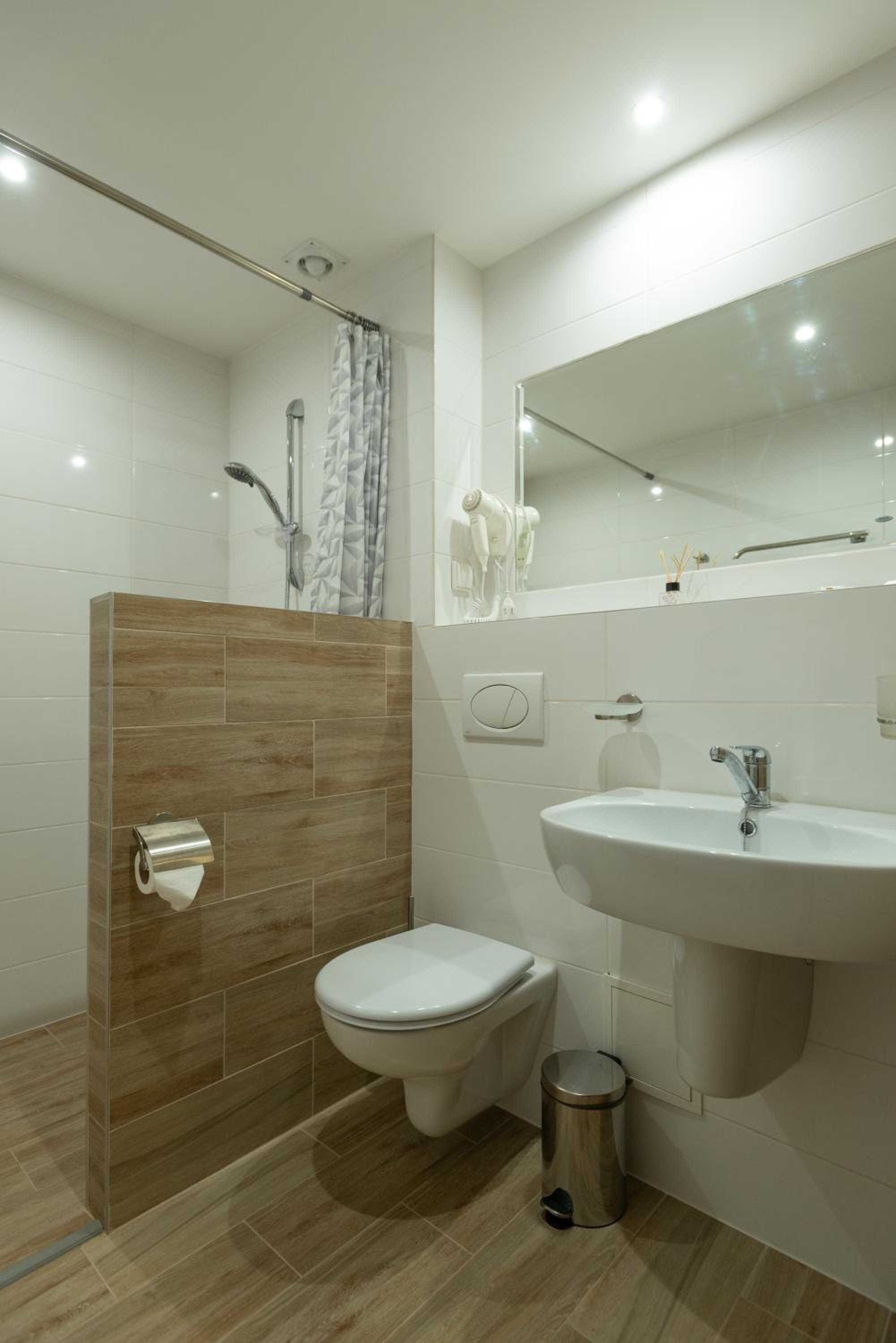Double Room with Extra Bed - Photo 13