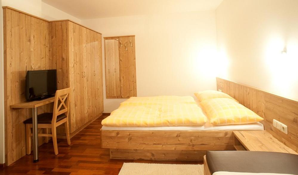 Five-Bedroom House photo 1