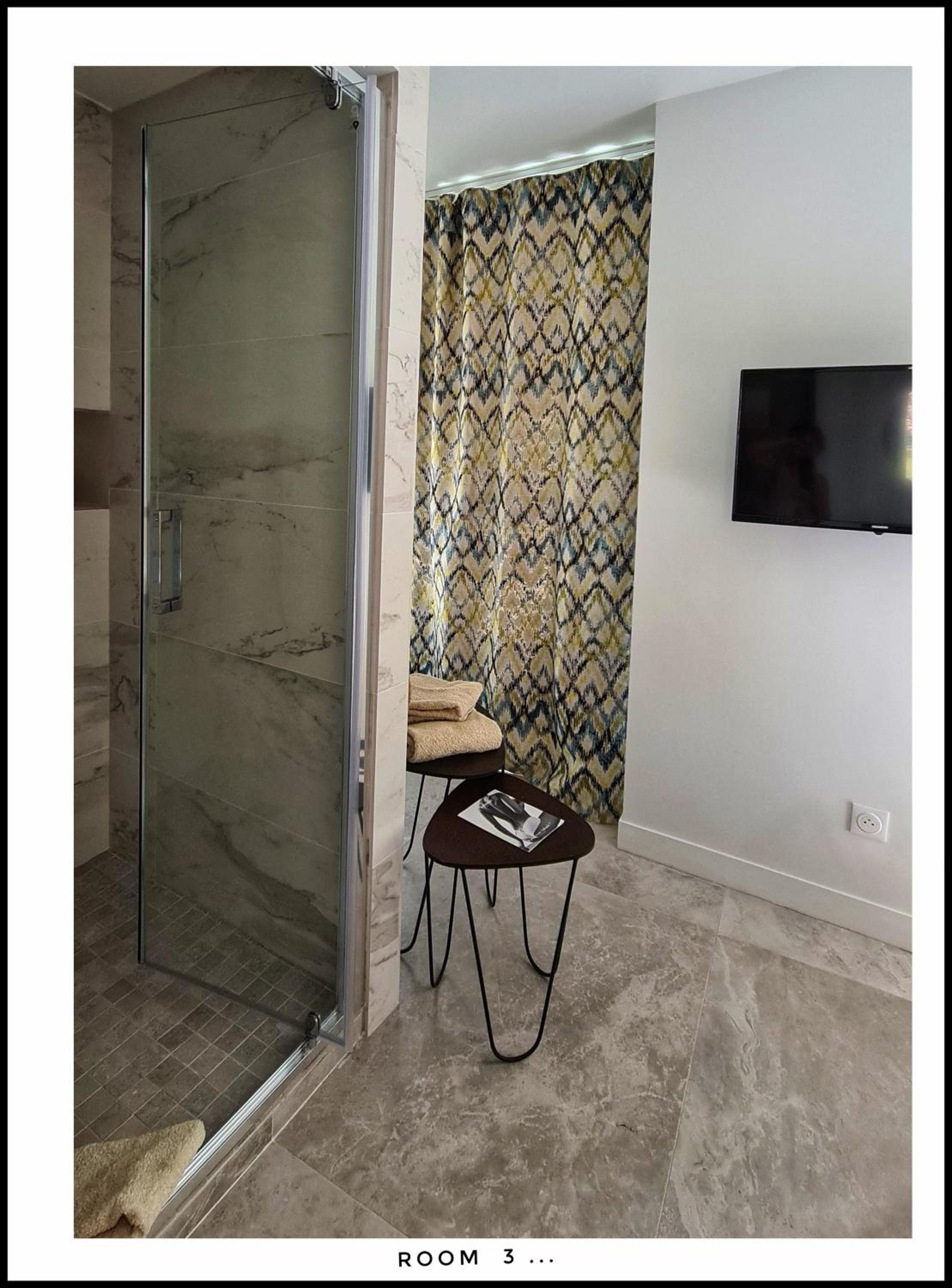 Suite with Balcony - Photo 7