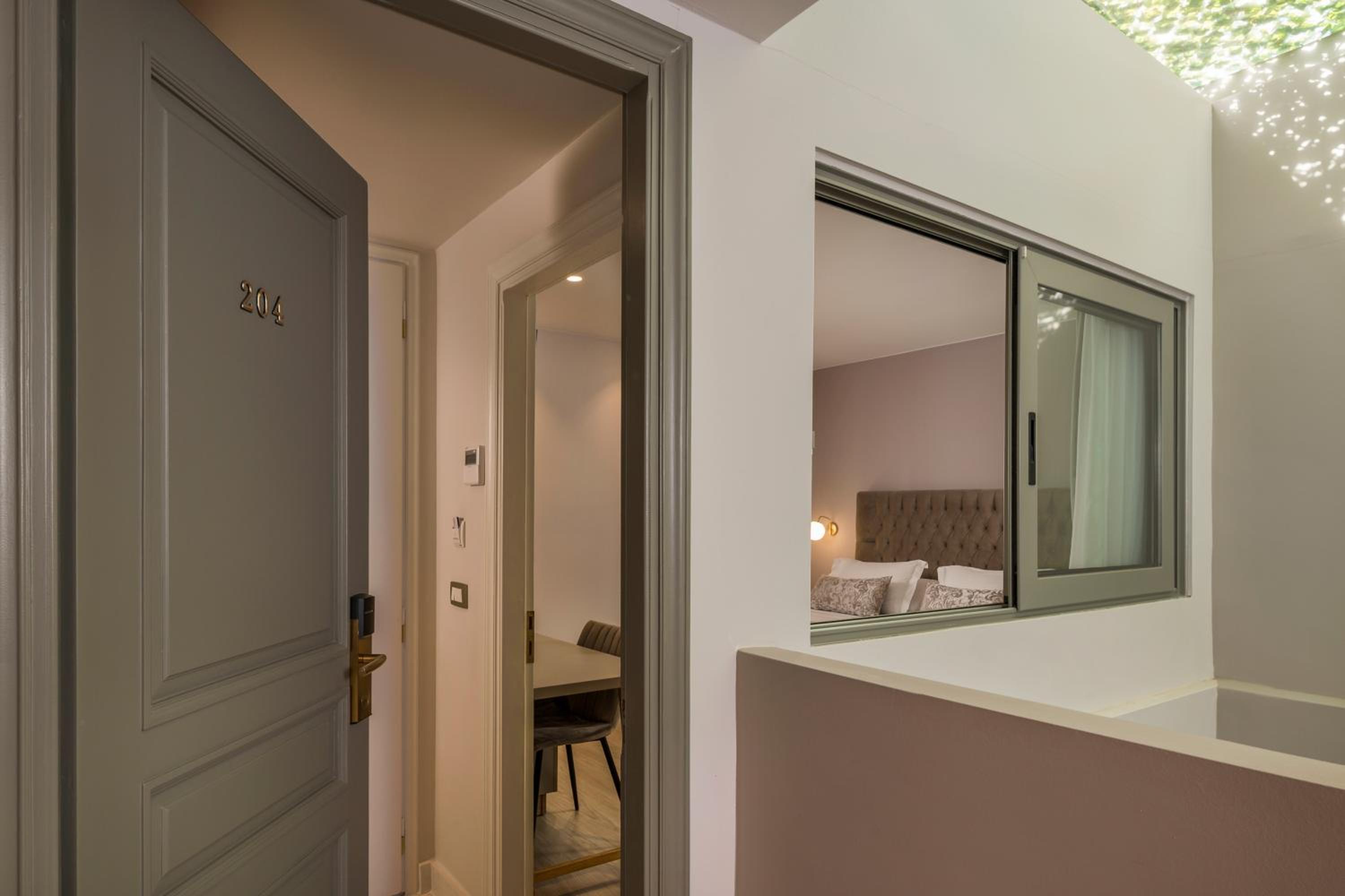Two-Bedroom Suite with Internal View - Photo 21