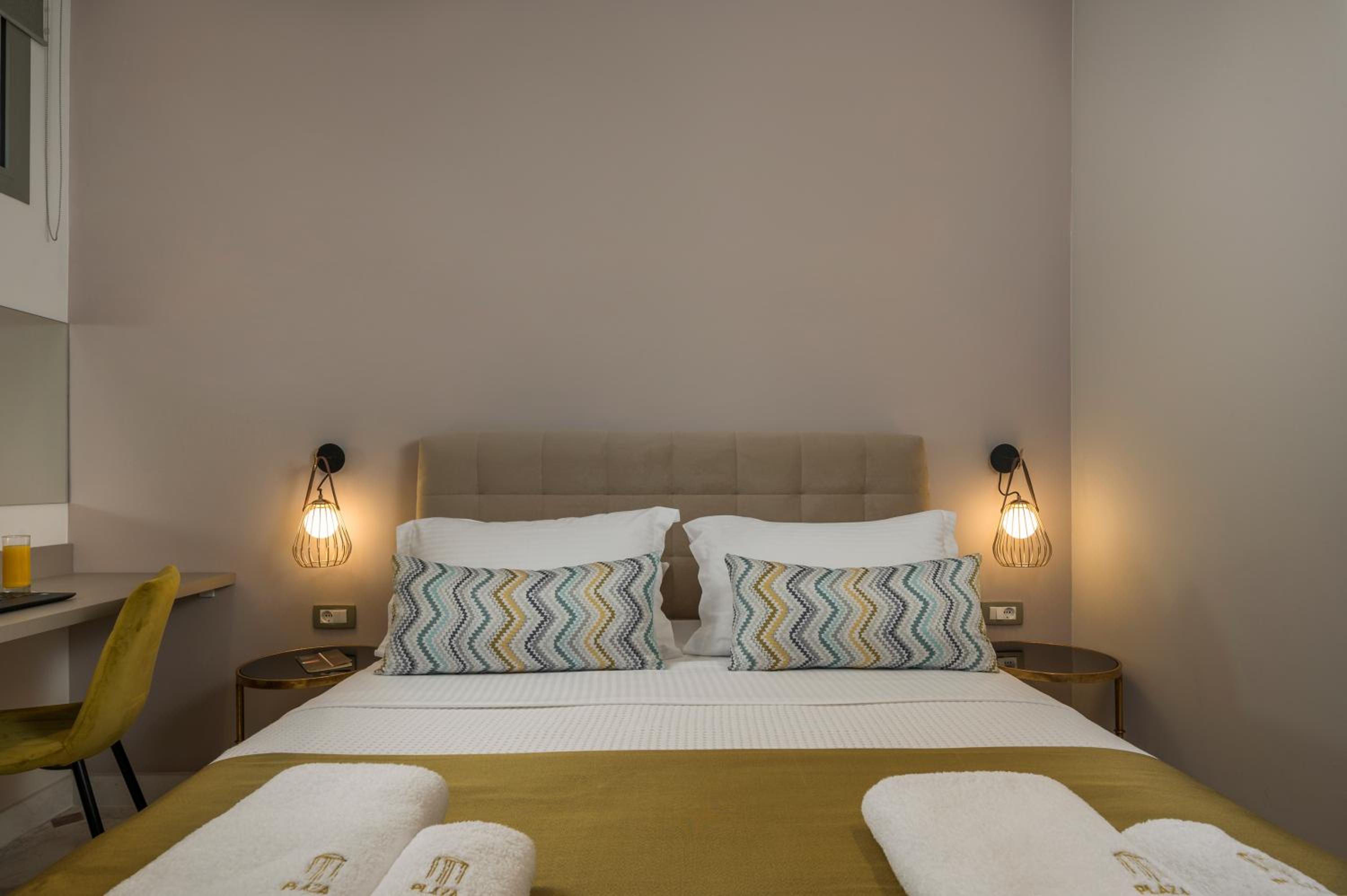 Two-Bedroom Suite with Internal View - Photo 17