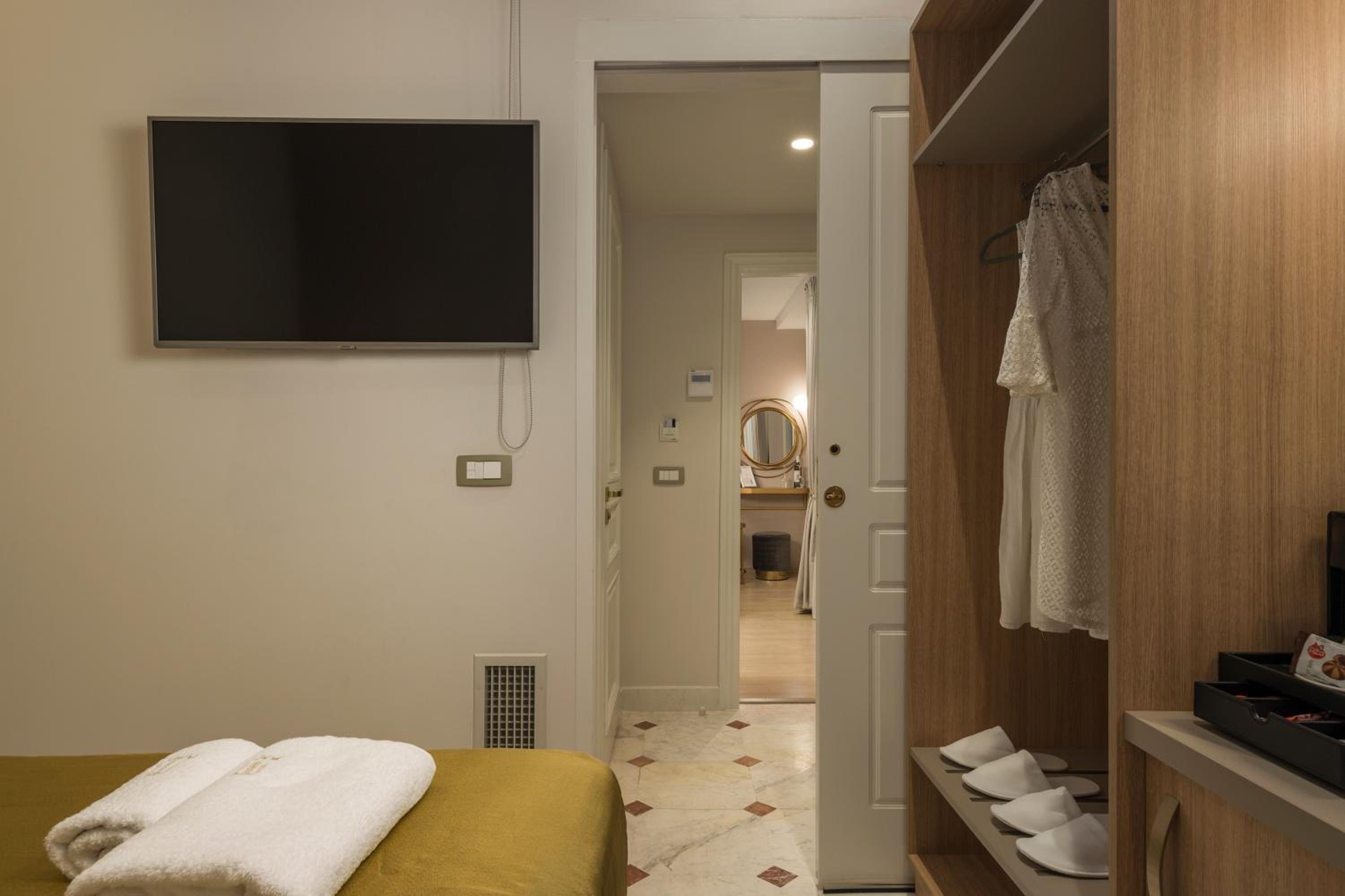 Two-Bedroom Suite with Internal View - Photo 18