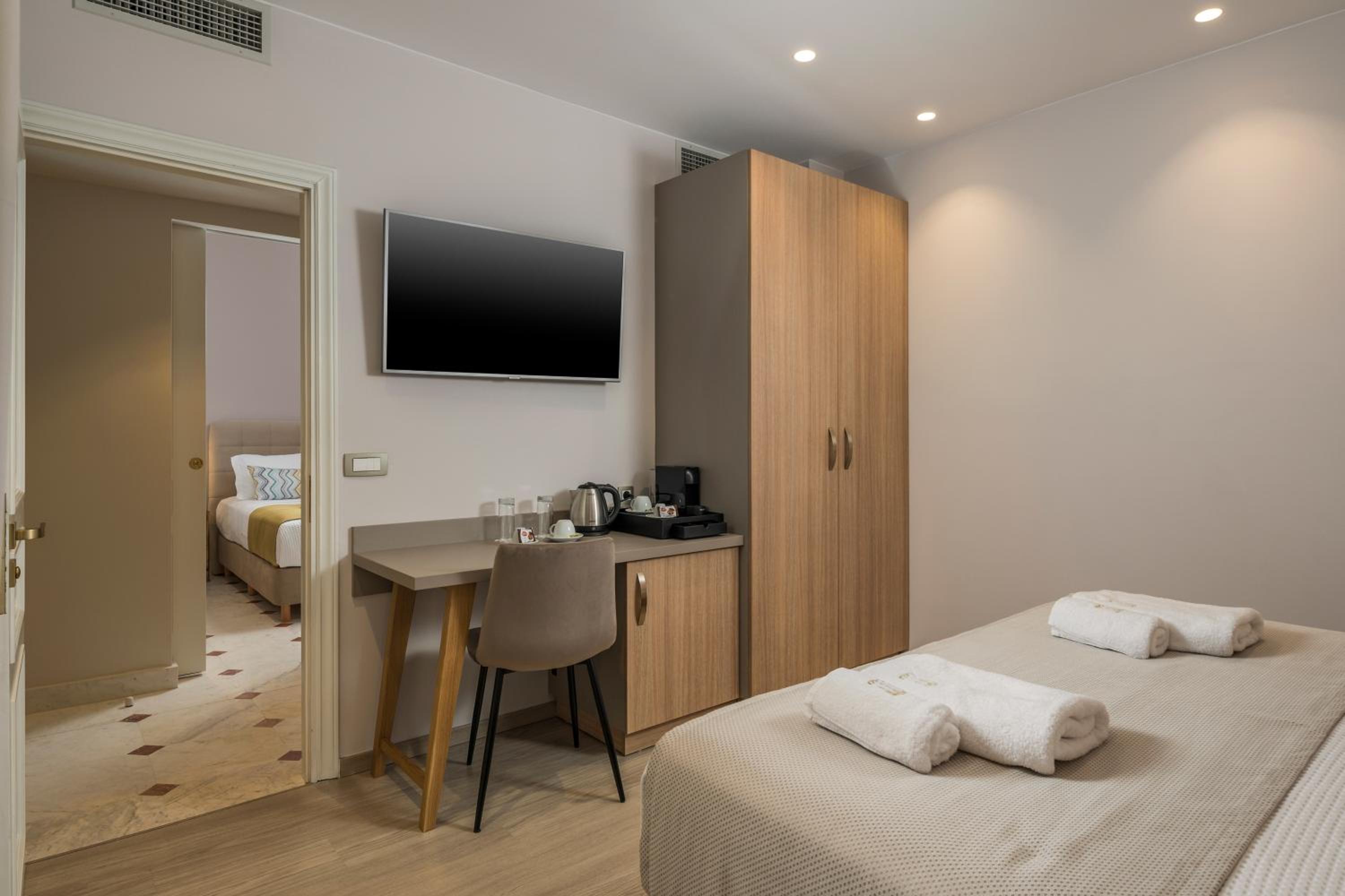 Two-Bedroom Suite with Internal View - Photo 6