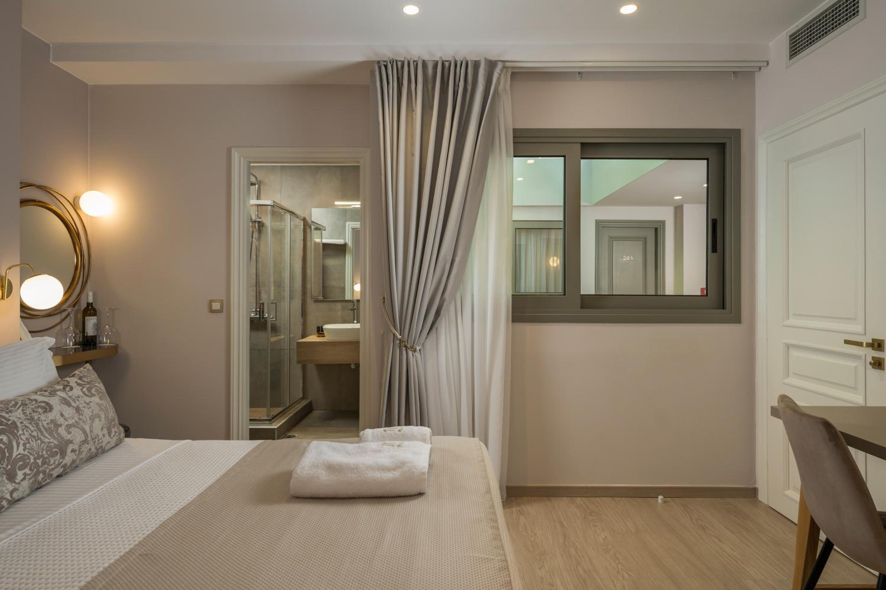 Two-Bedroom Suite with Internal View - Photo 3