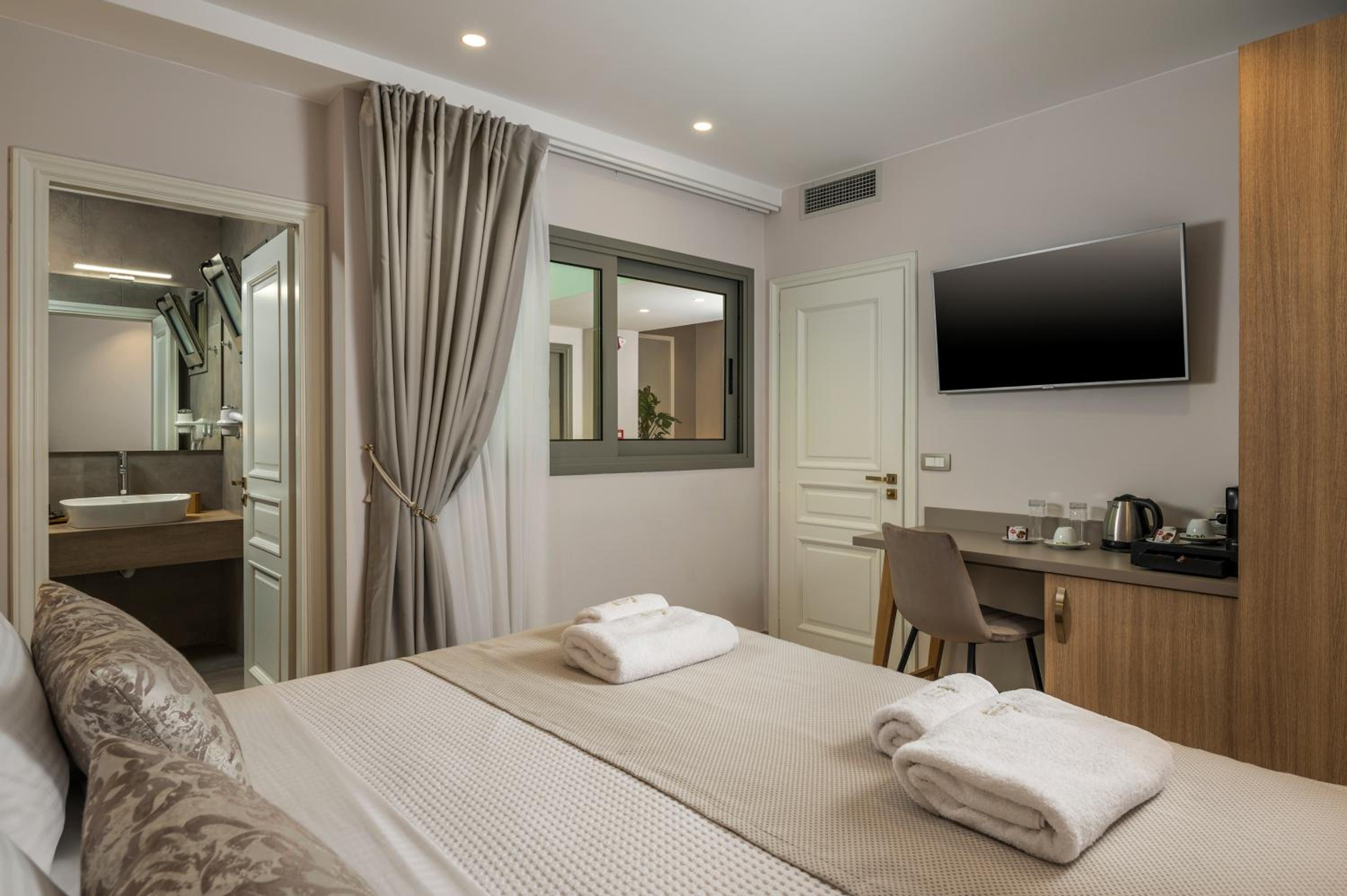 Two-Bedroom Suite with Internal View - Photo 7