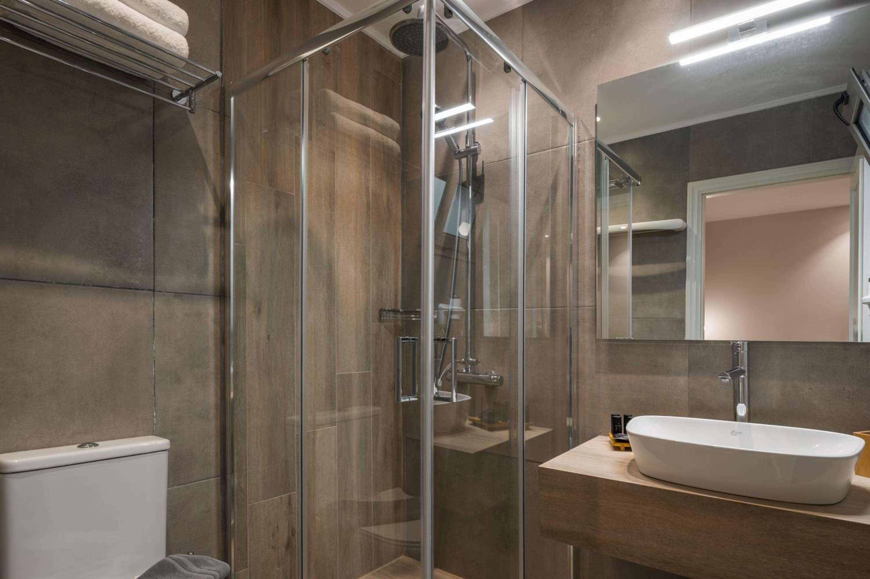 Two-Bedroom Suite with Internal View - Photo 8