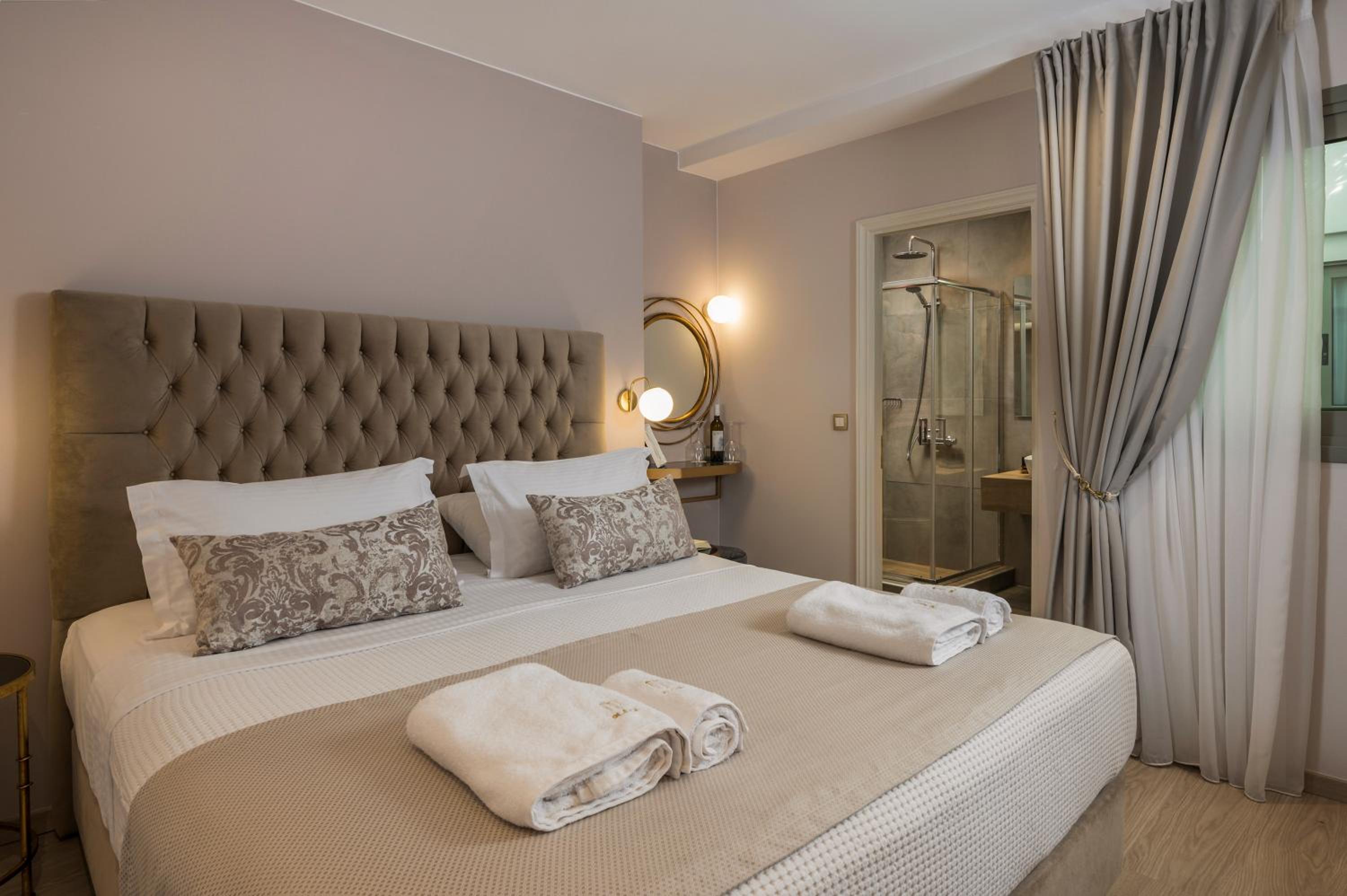 Two-Bedroom Suite with Internal View - Photo 2