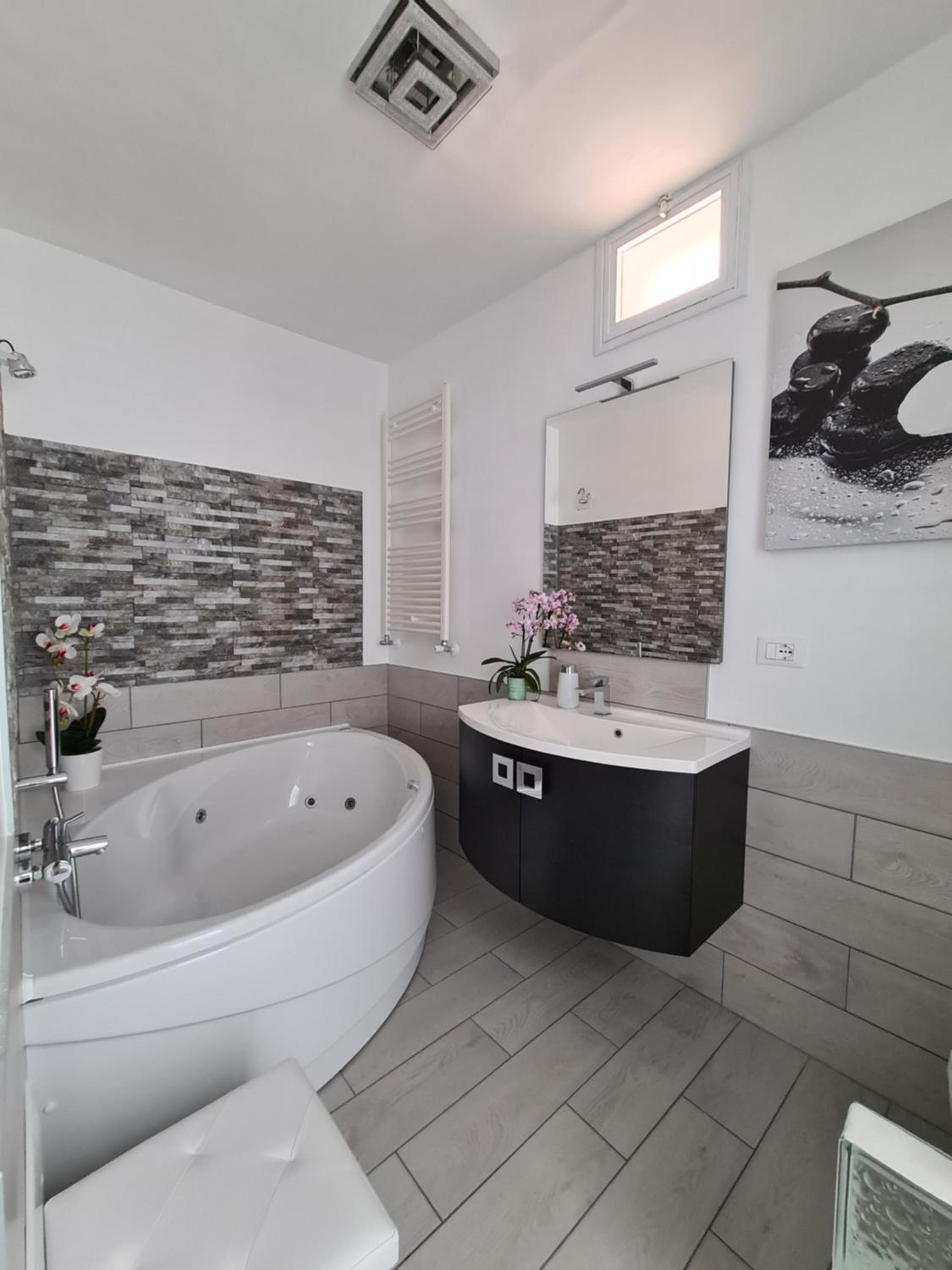 Double Room with Spa Bath - Photo 4