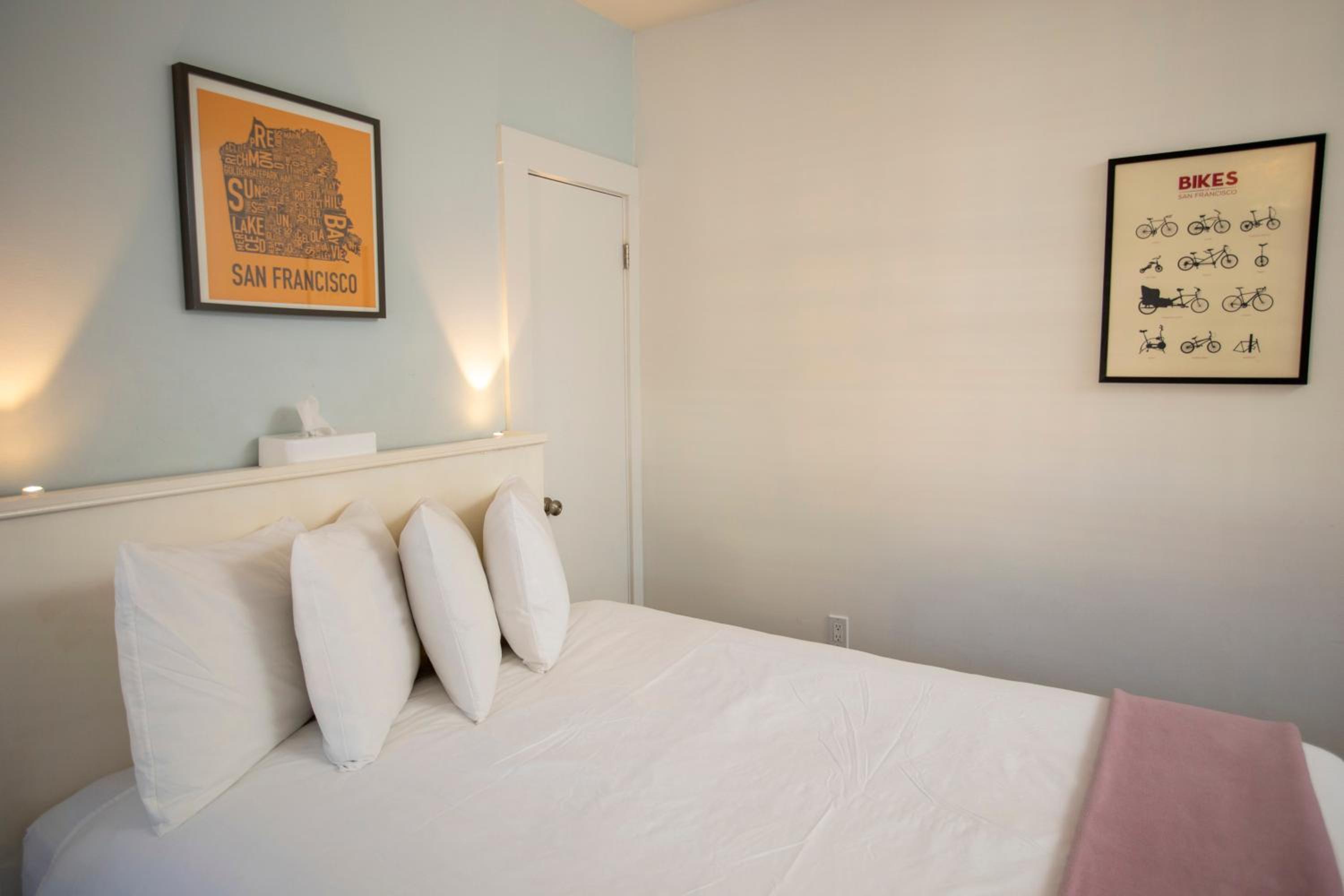 Deluxe Queen Room - Photo 2