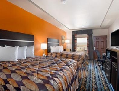Deluxe Queen Suite with Two Queen Beds - Non-Smoking photo 2