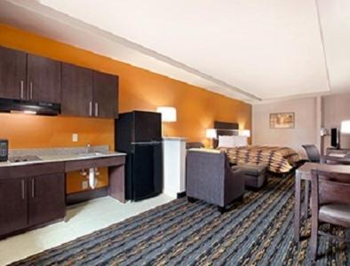 King Suite - Non-Smoking photo 3