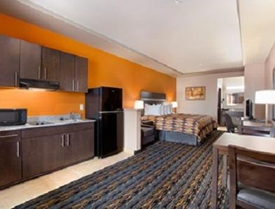 King Suite - Mobility/Hearing Accessible with Bath Tub - Non-Smoking photo 3