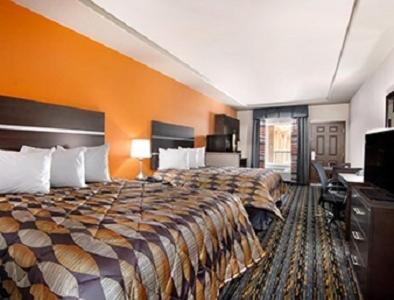 Queen Suite with Two Queen Beds and Bath Tub - Mobility/Hearing Accessible - Non-Smoking photo 3