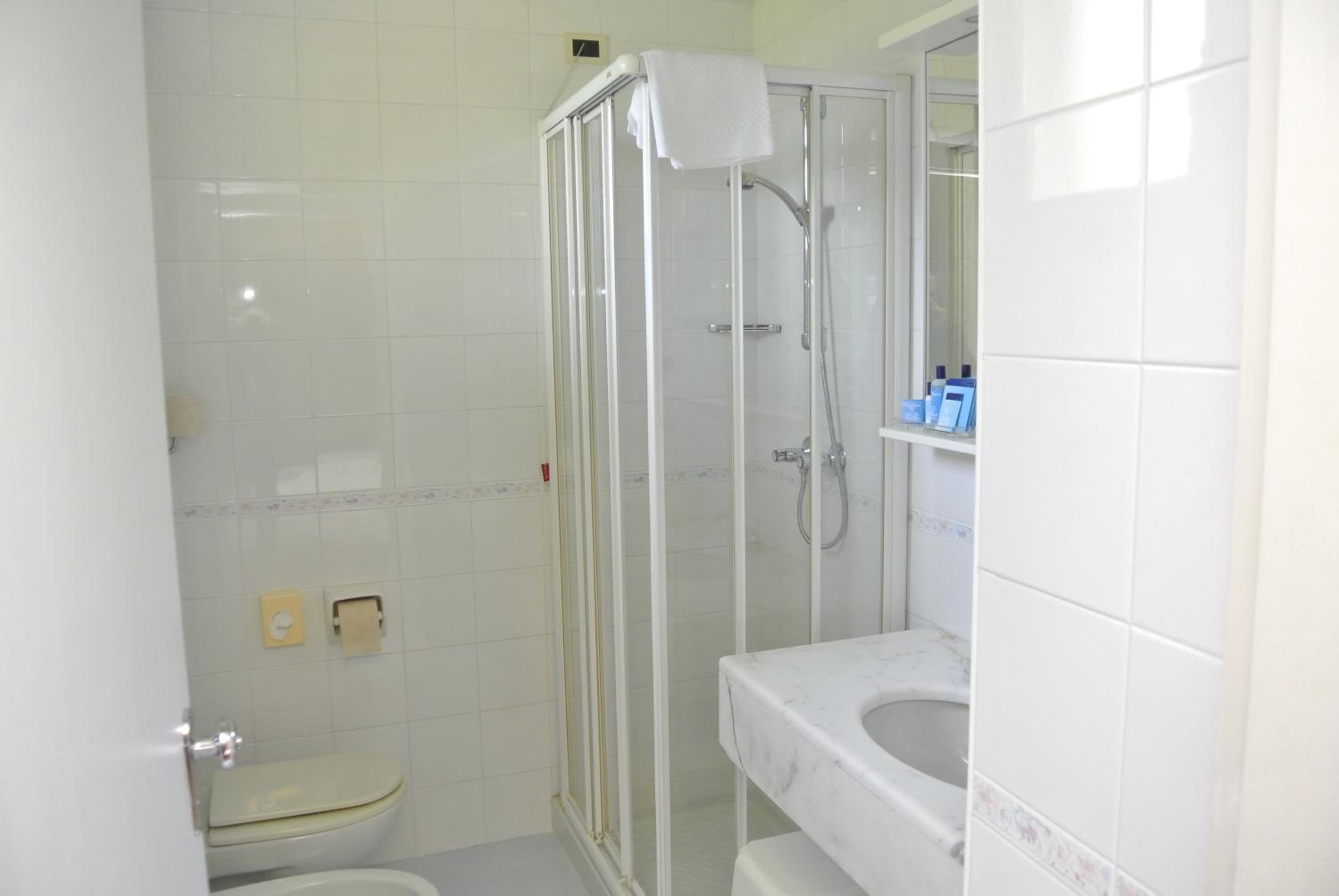 Double or Twin Room with Balcony - Photo 4