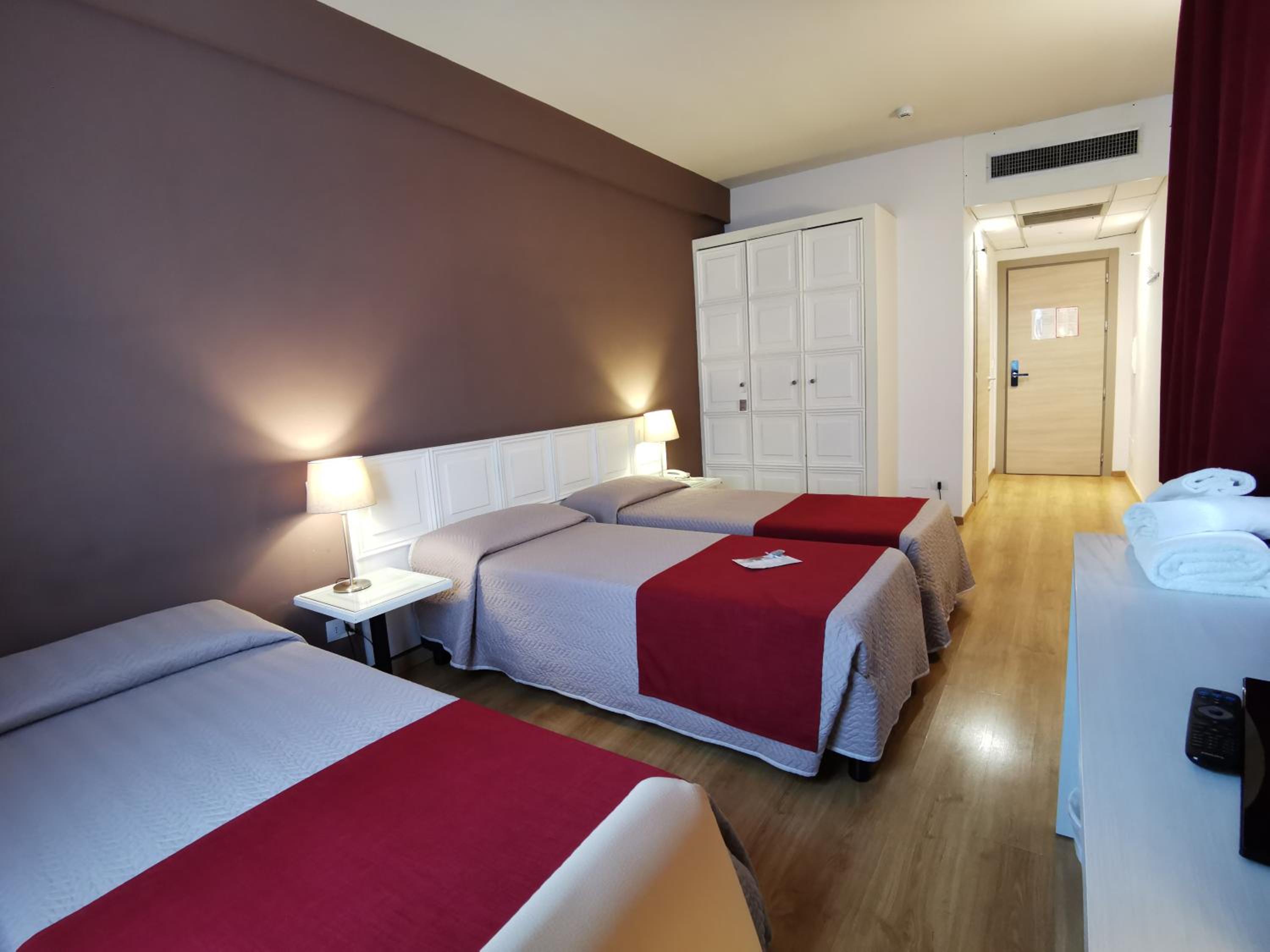Standard Triple Room - Photo 11