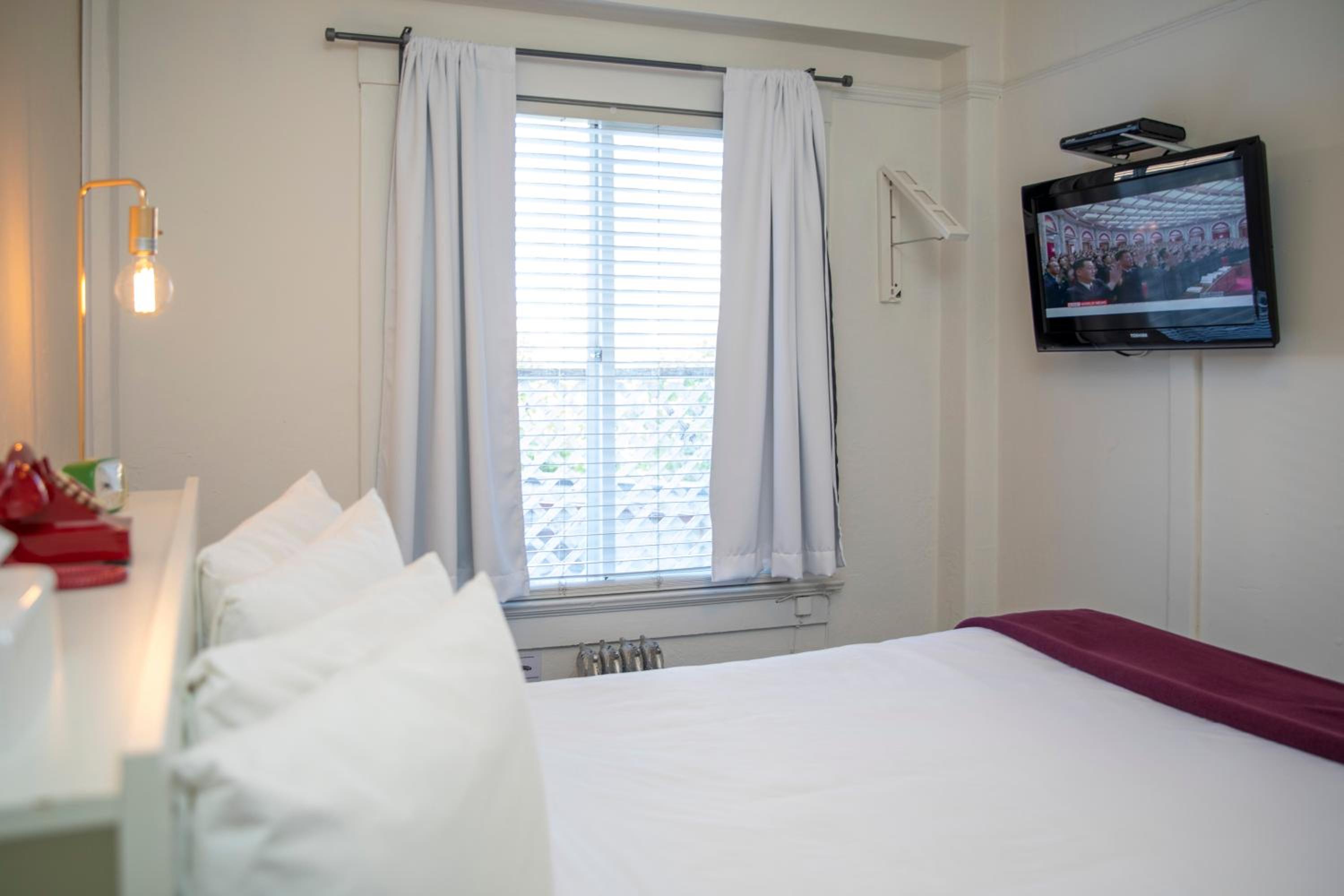 Queen Room - Photo 24