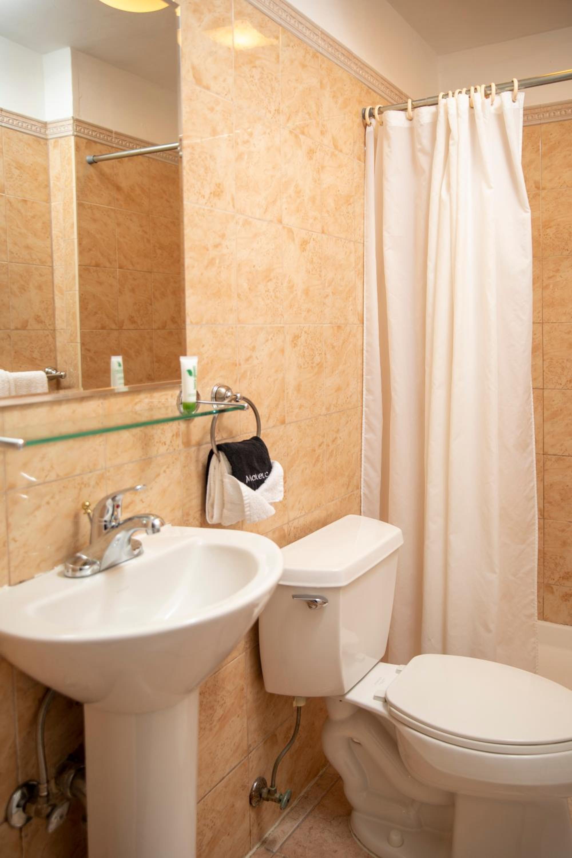 Queen Room - Photo 8