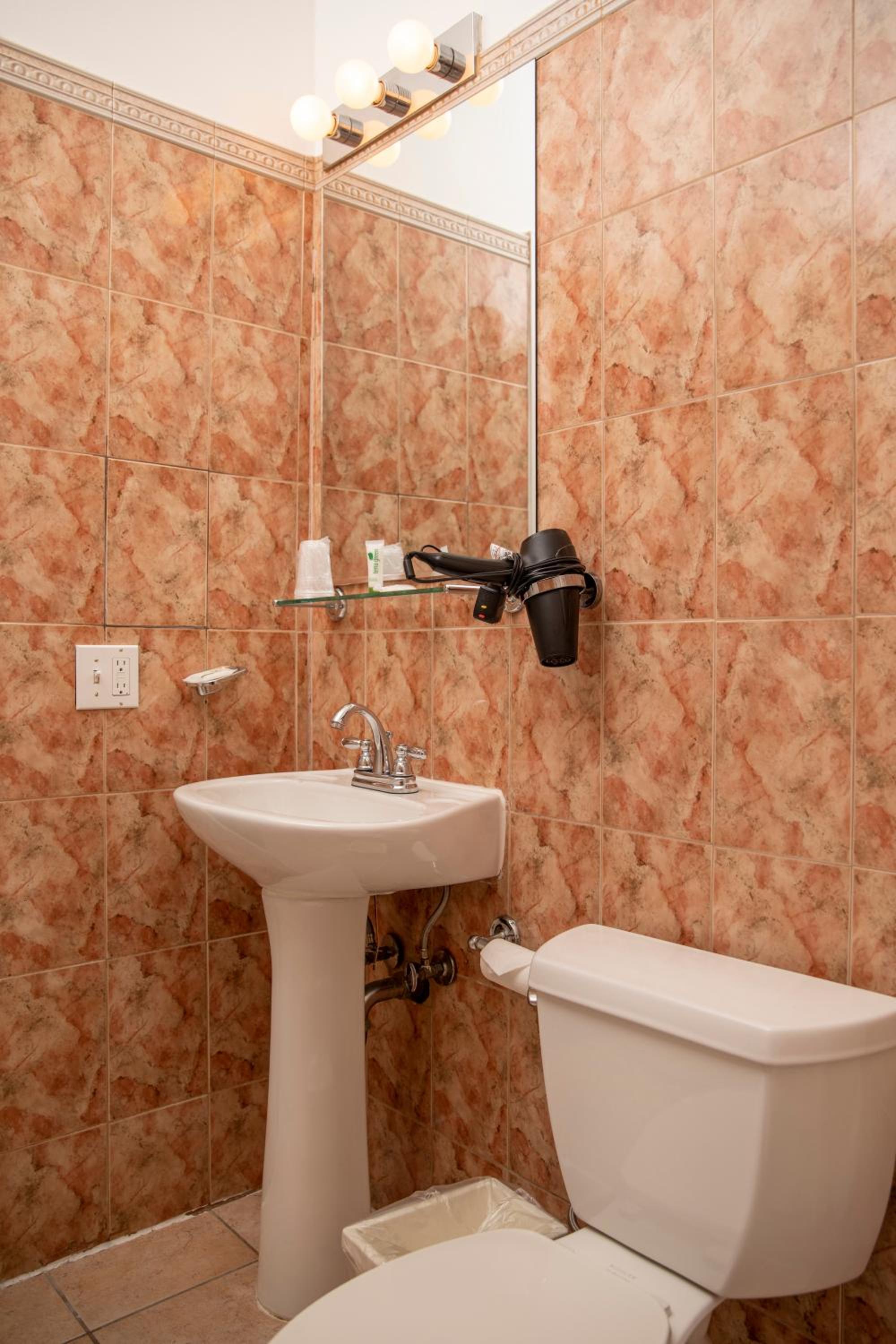 Queen Room - Photo 7