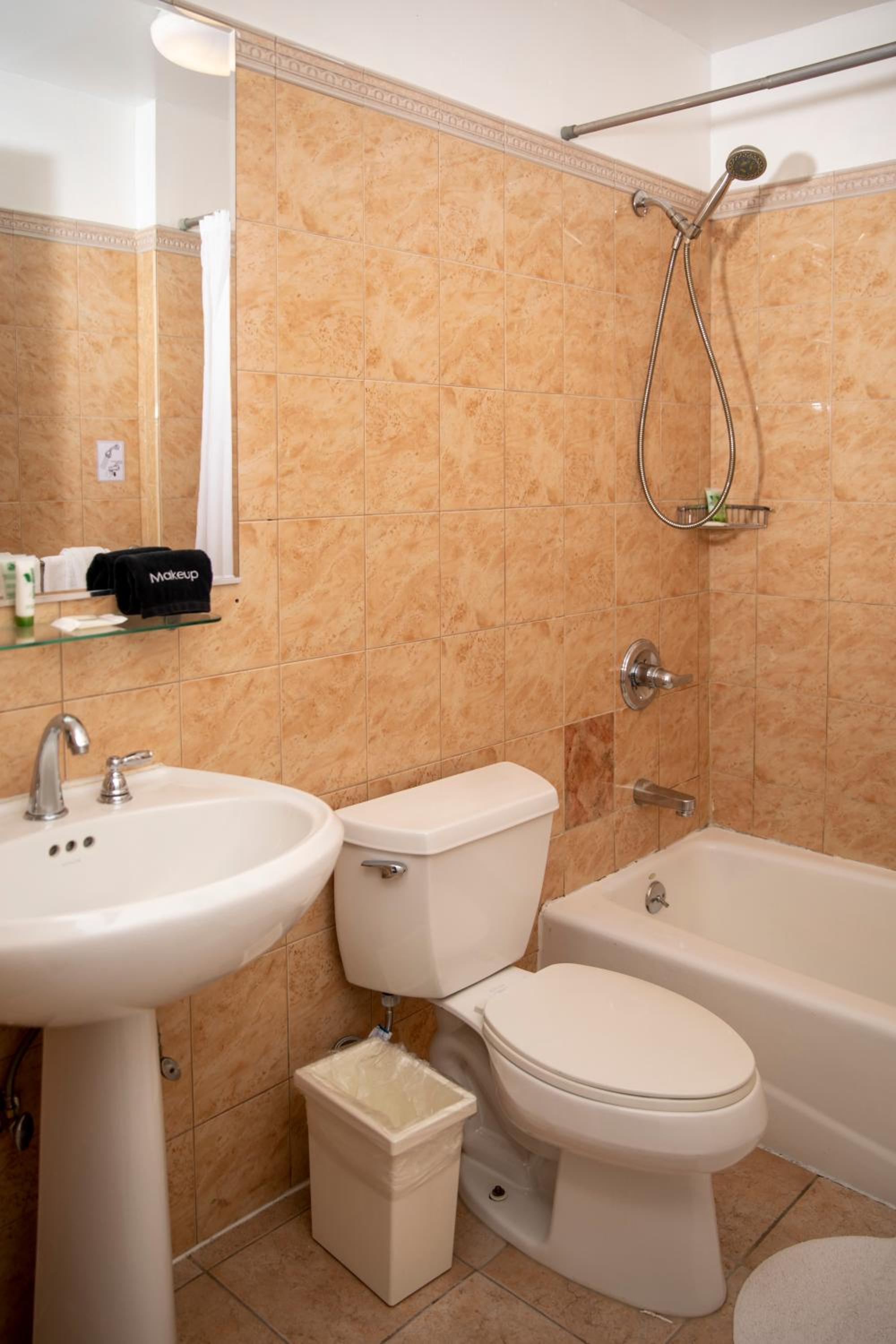 Queen Room - Photo 6