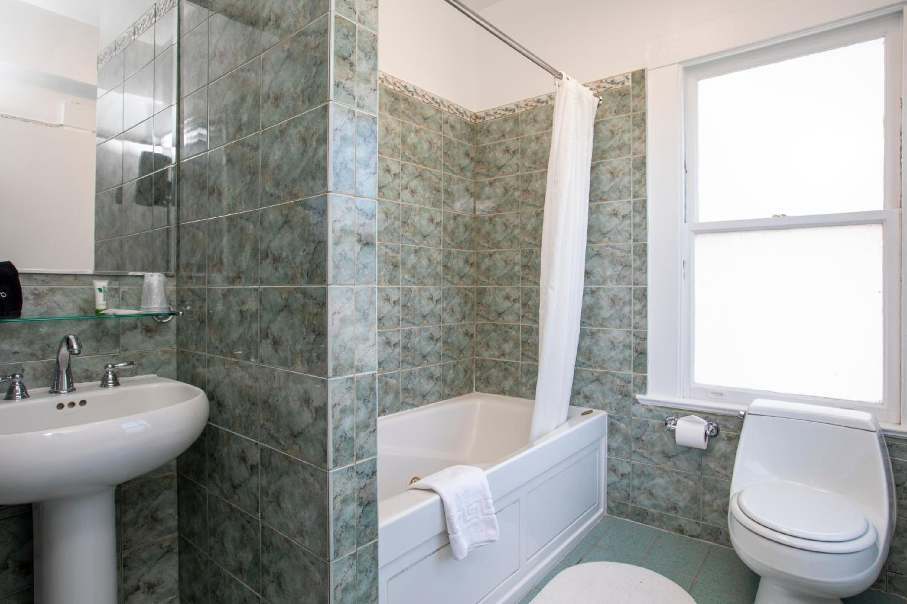 Queen Room - Photo 18