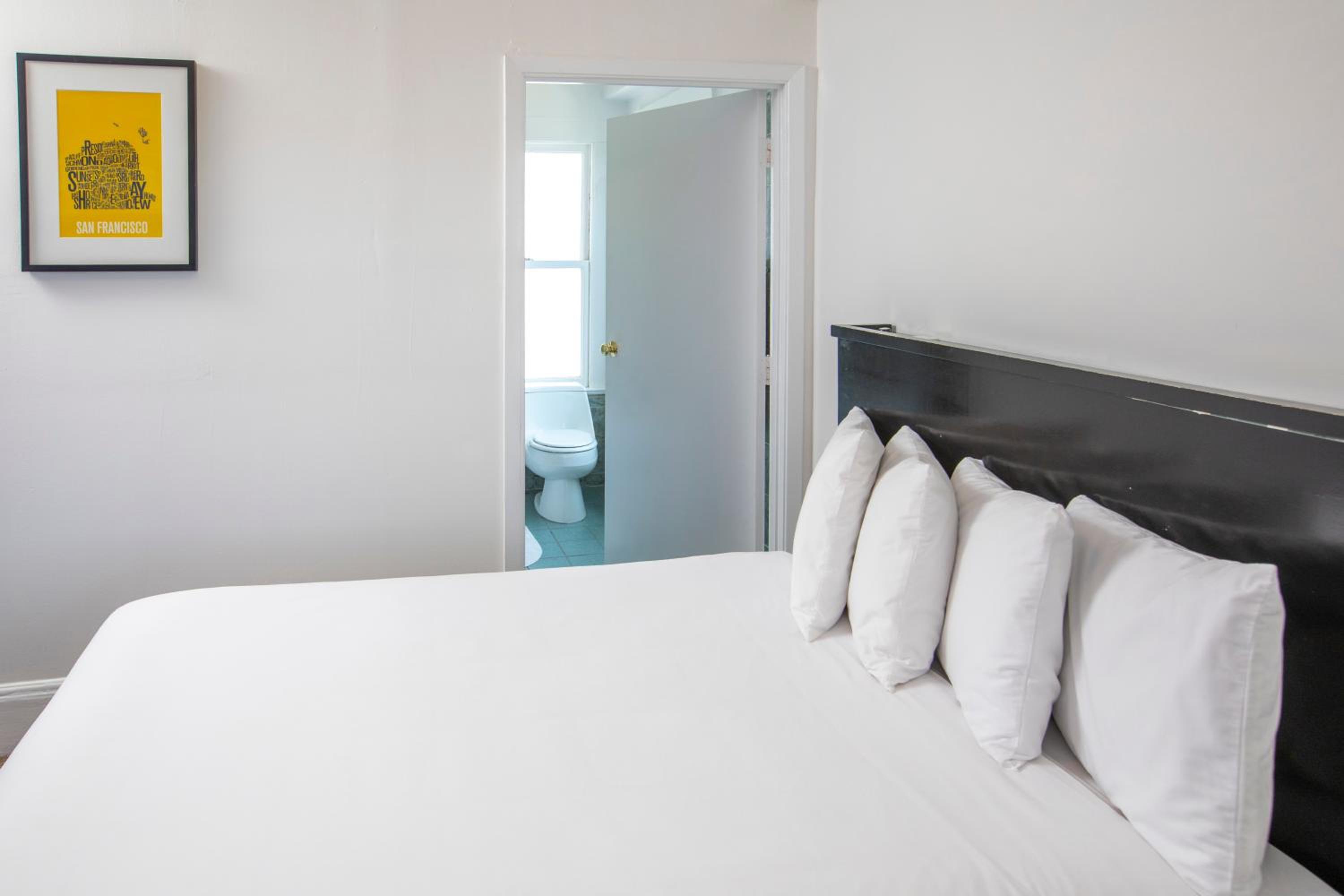 Queen Room - Photo 19