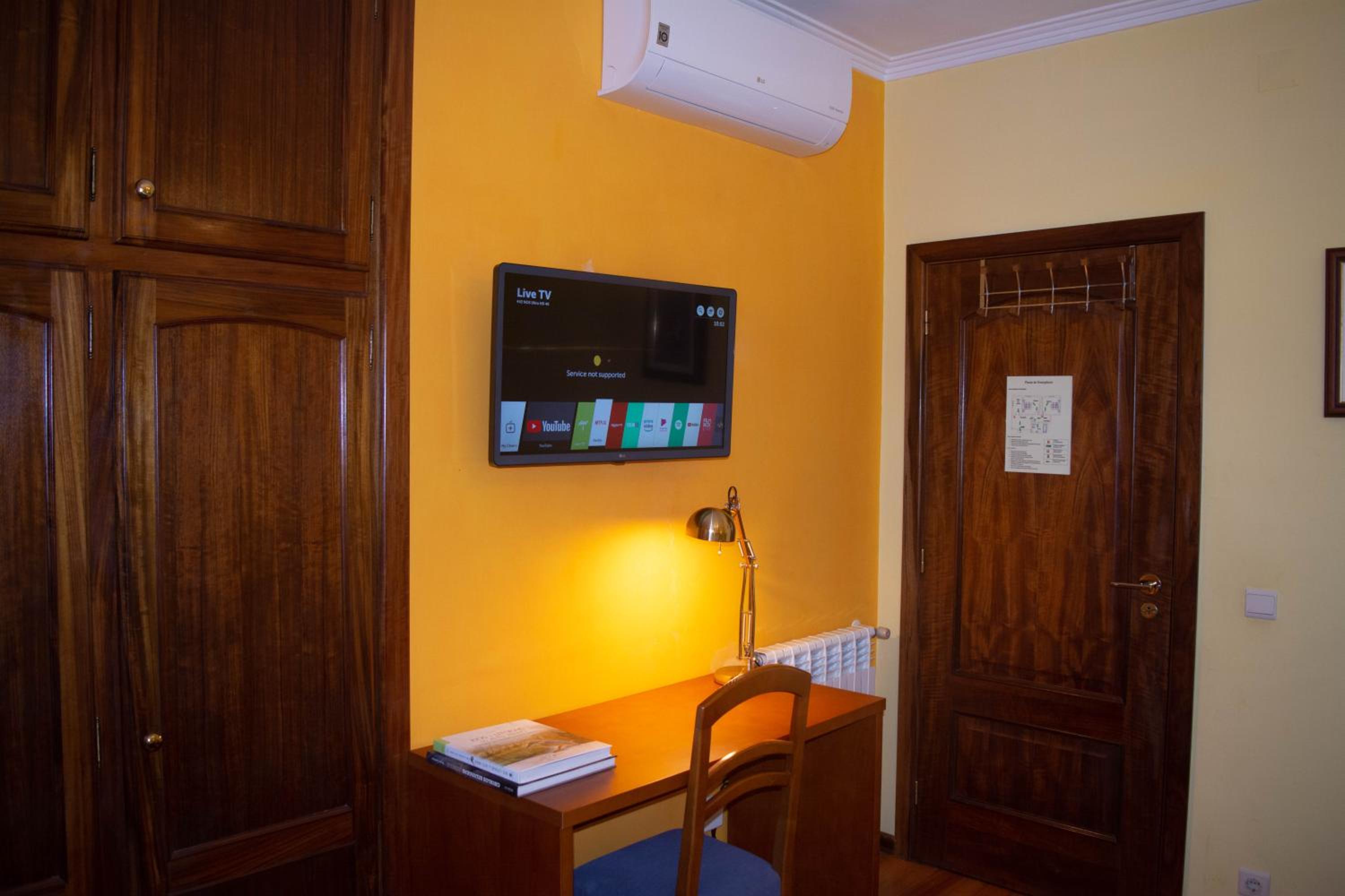 Two-Bedroom House - Photo 28