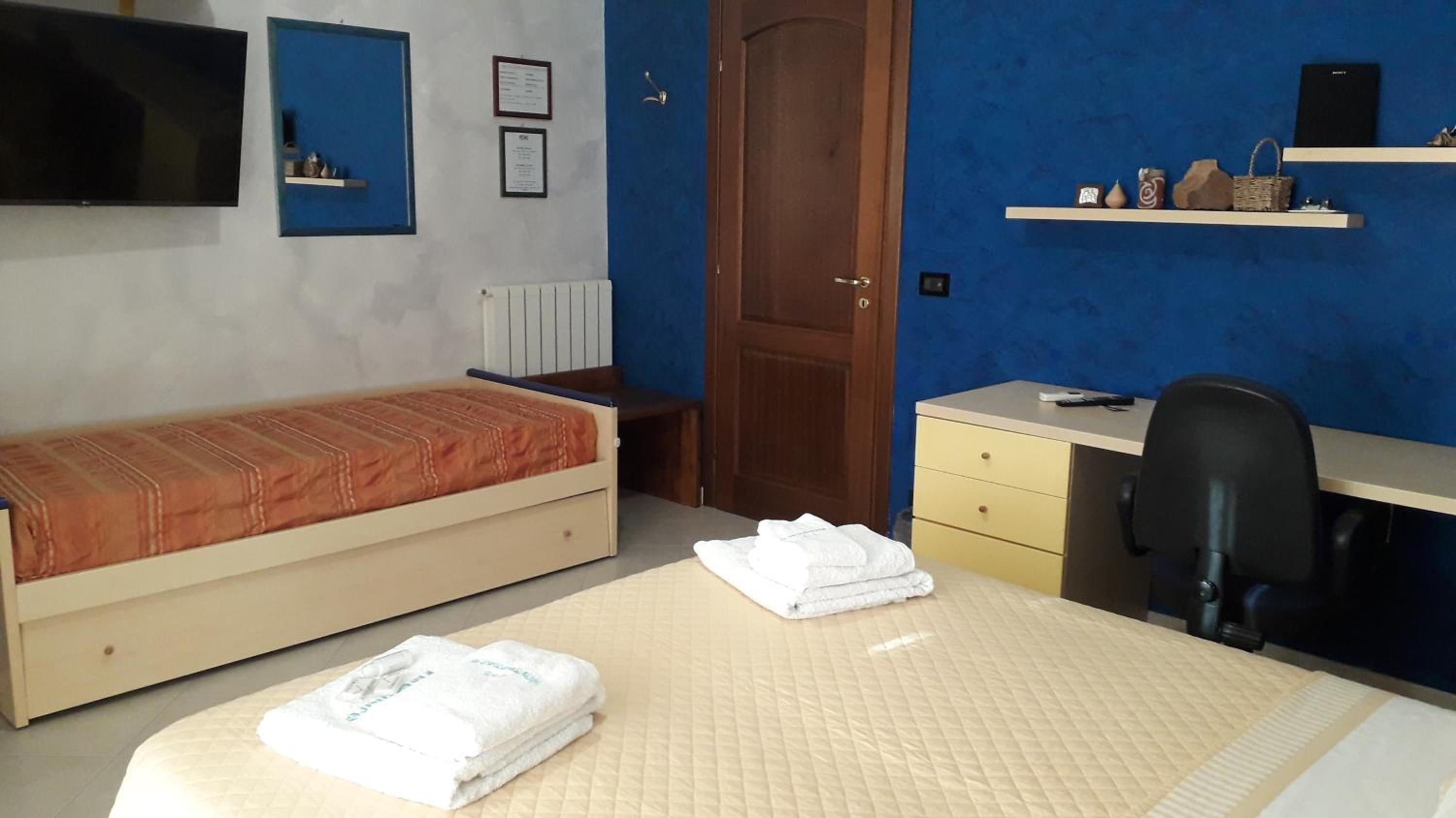 Superior Triple Room with Sea View - Photo 22