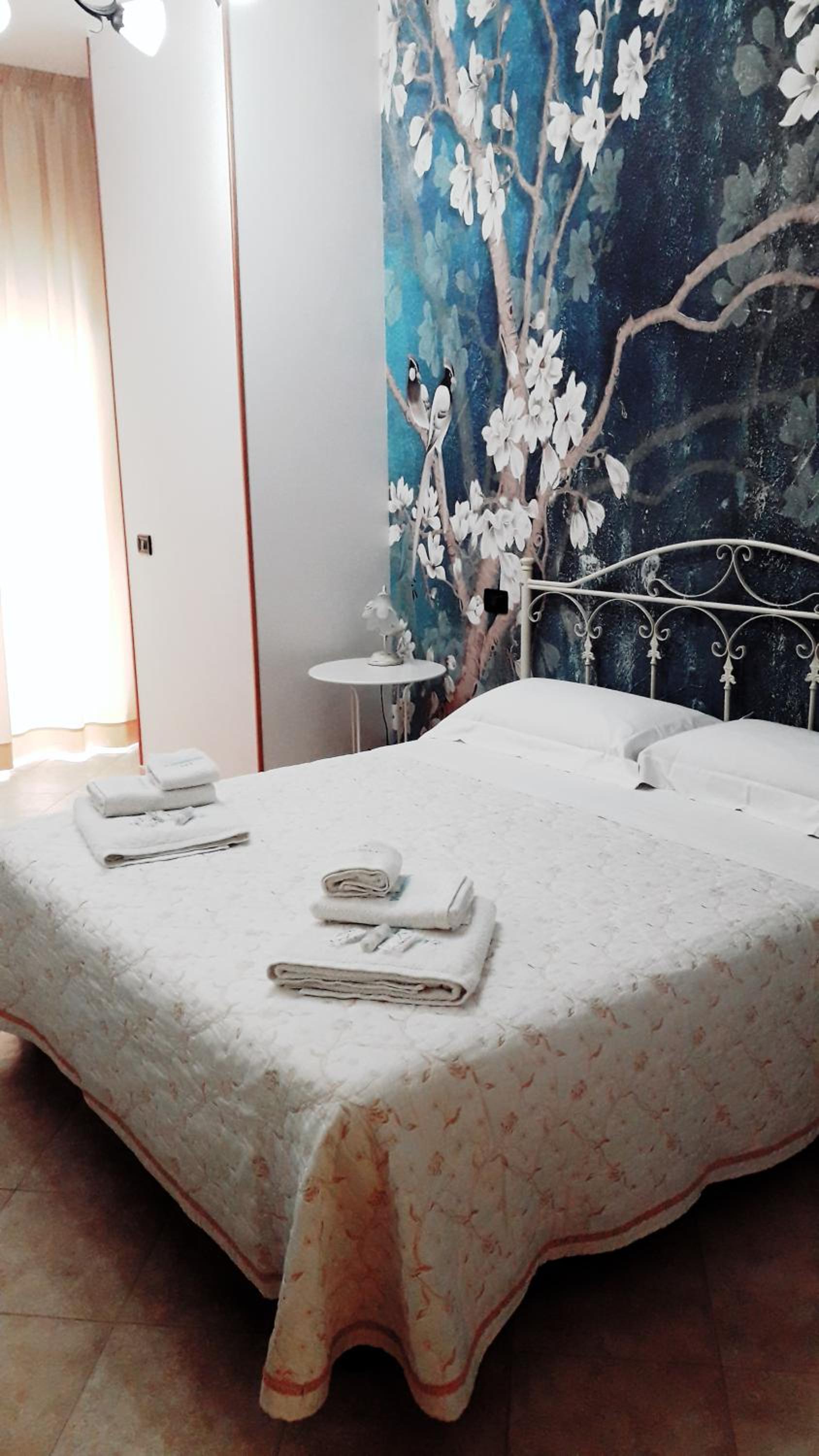Double Room with Balcony - Photo 10