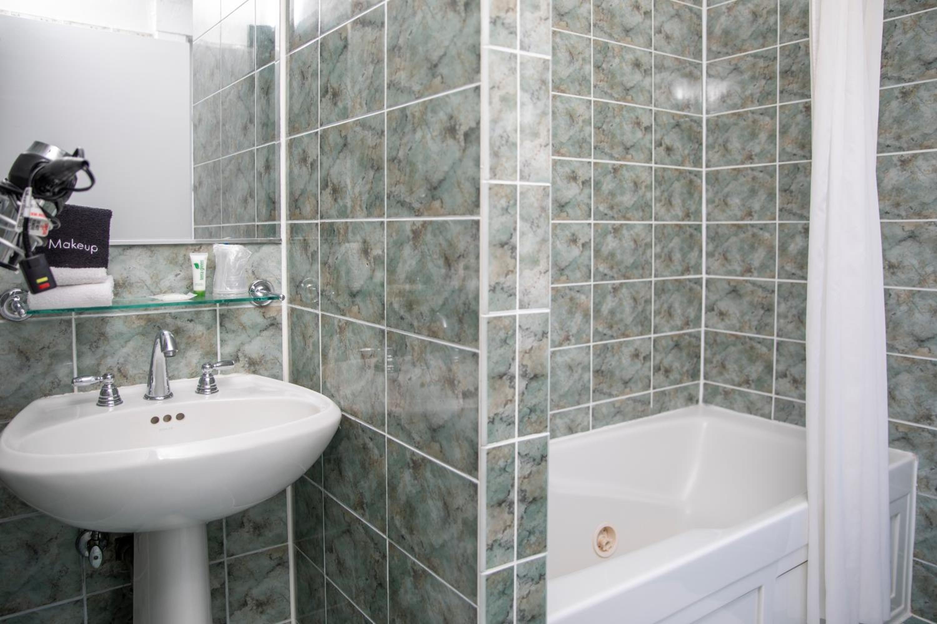 Queen Room - Photo 15