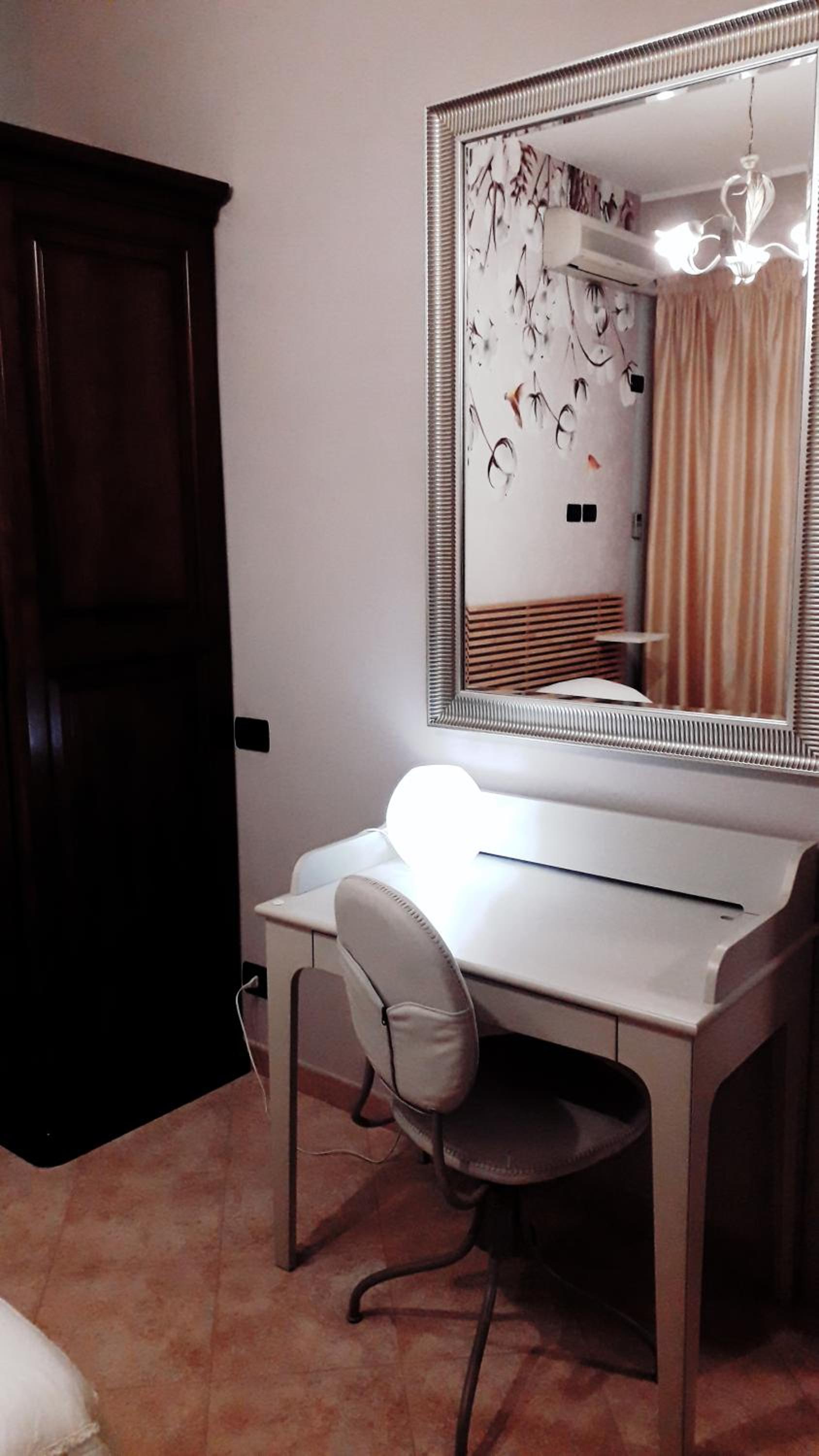 Standard Double Room - Photo 12