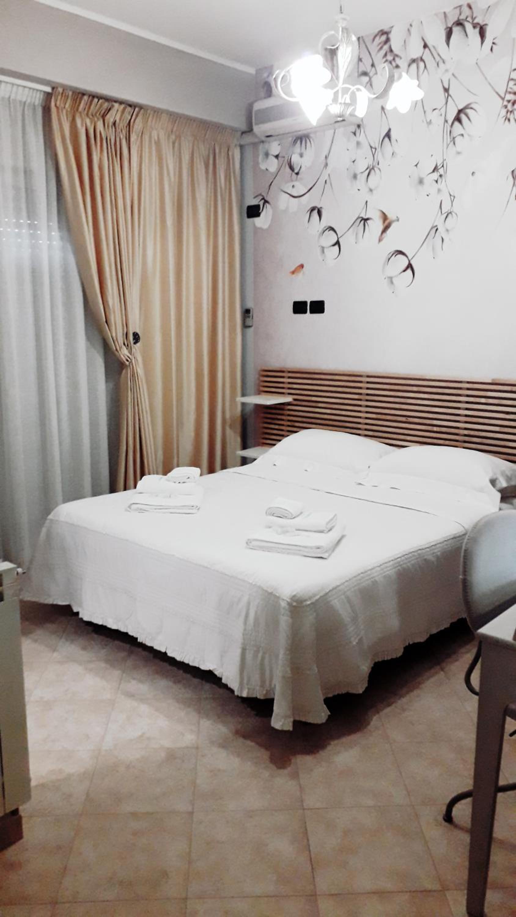 Standard Double Room - Photo 13
