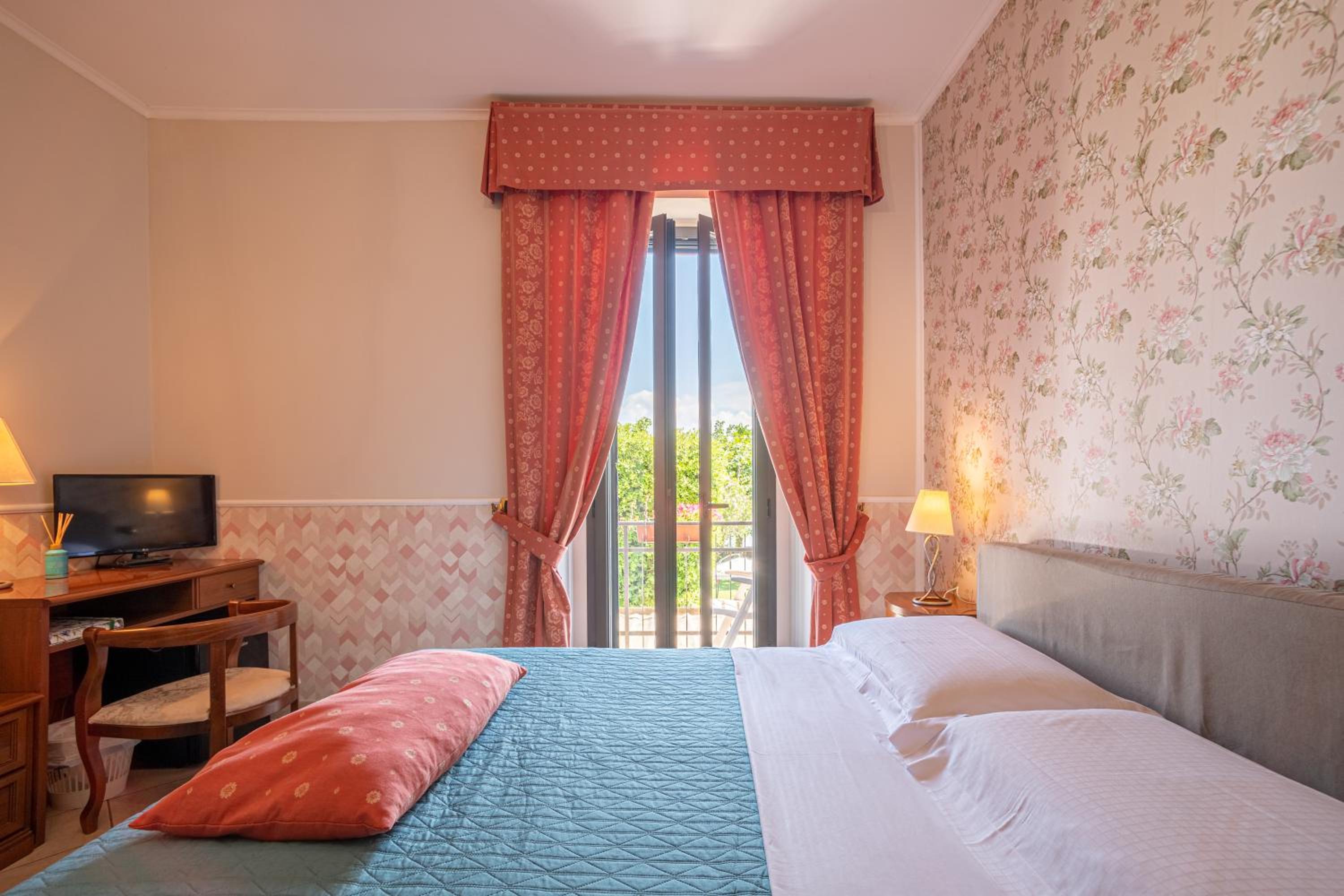 Double or Twin Room with Balcony photo 2