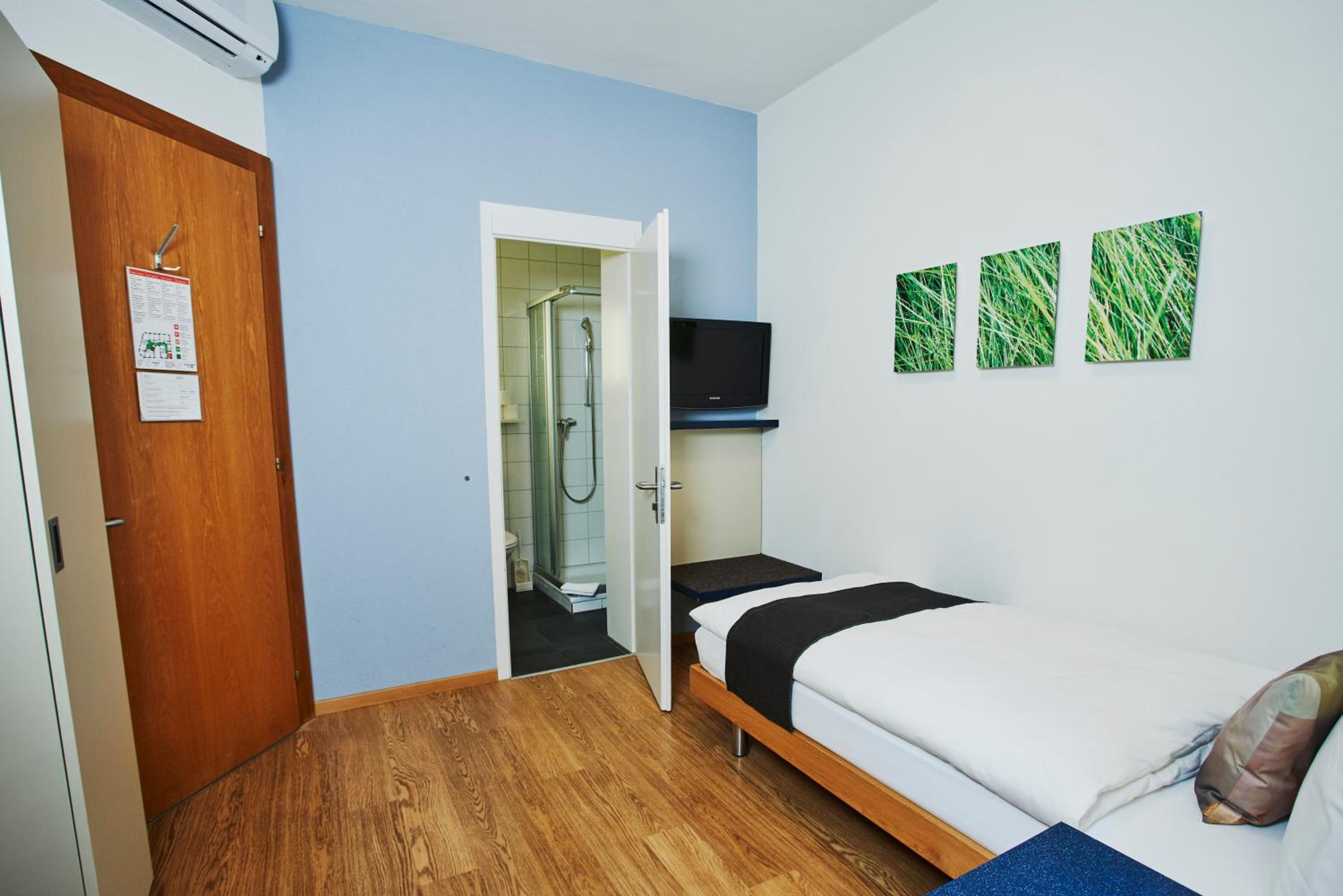 Single Room thumbnail 6